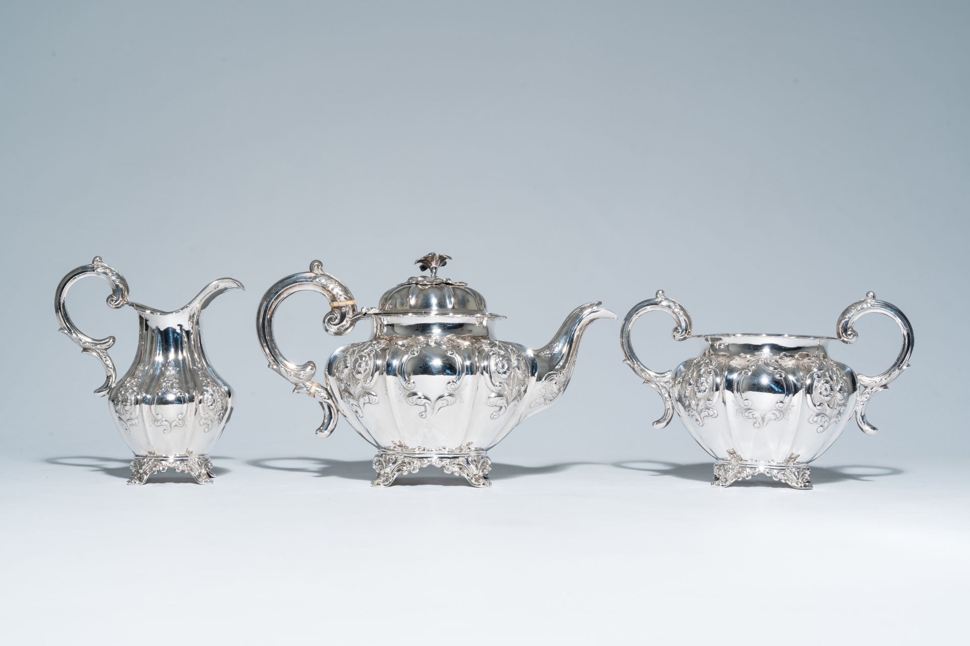 A three-piece English Victorian silver tea set with floral relief design, maker's mark Hayne and Car - Bild 3 aus 10