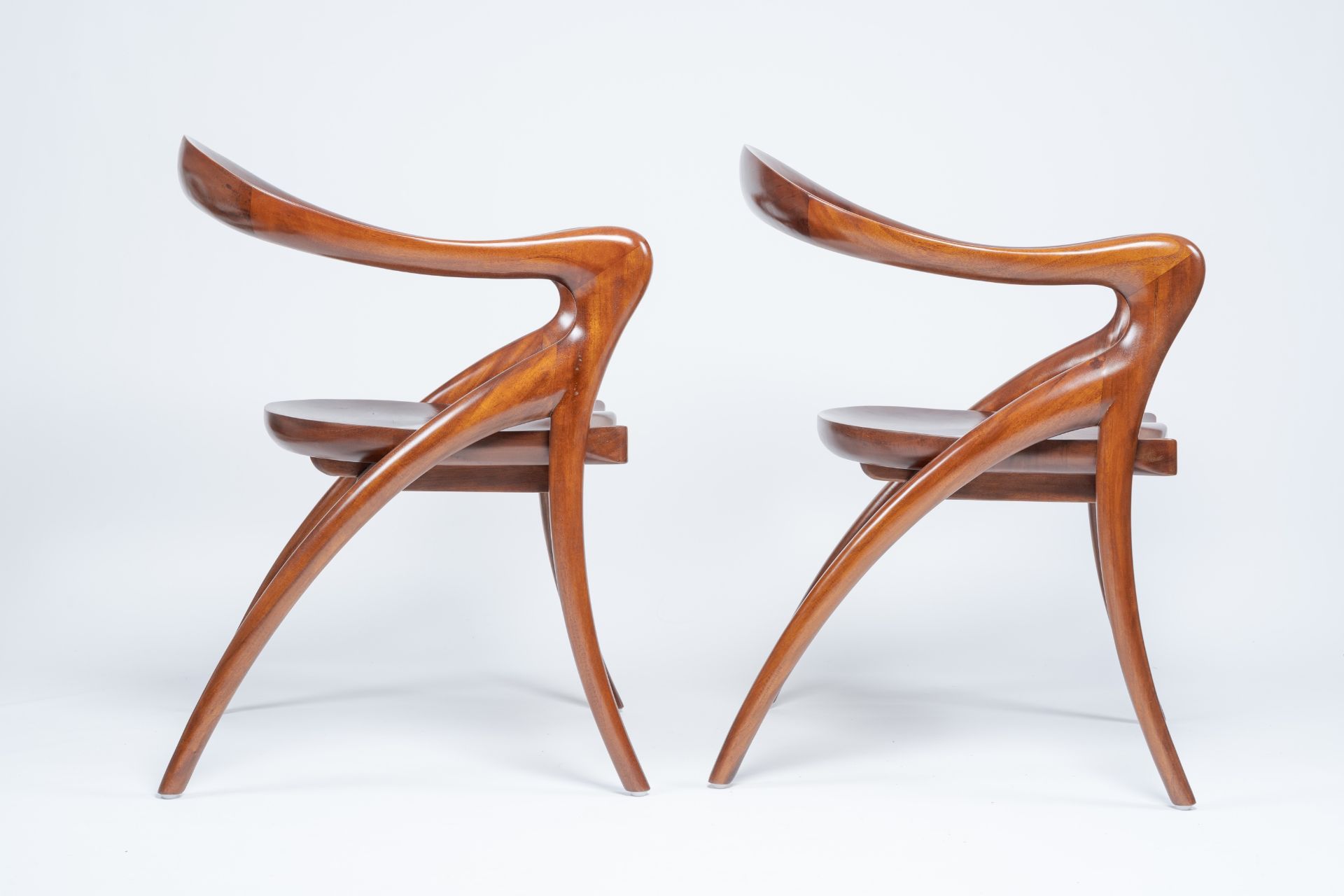 Olivier De Schrijver (1958): A pair of elegant mahogany 'Love' armchairs, ed. 127 and 128/240, 21st - Bild 5 aus 10
