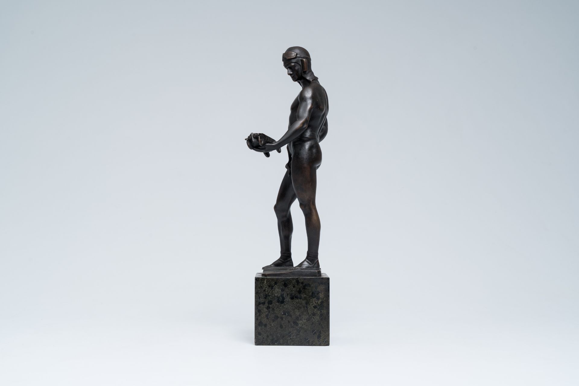 Erich Saalmann (act. 1918-1932): The autopilot, patinated bronze on a marble base - Image 3 of 8