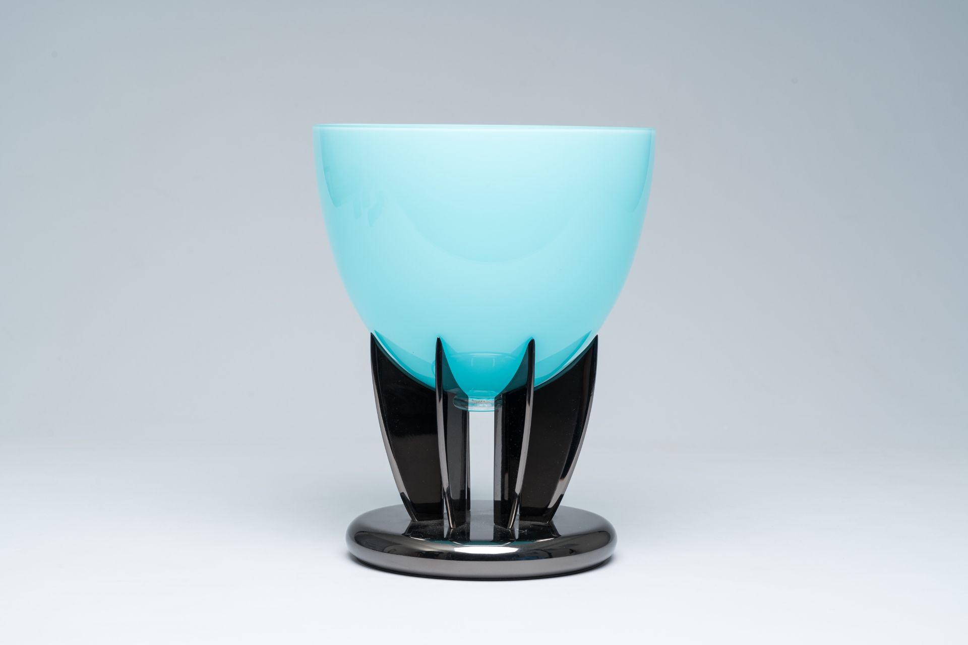 An Italian blue Murano glass fruit bowl on stand, Carlo Moretti, 2000s - Image 4 of 9