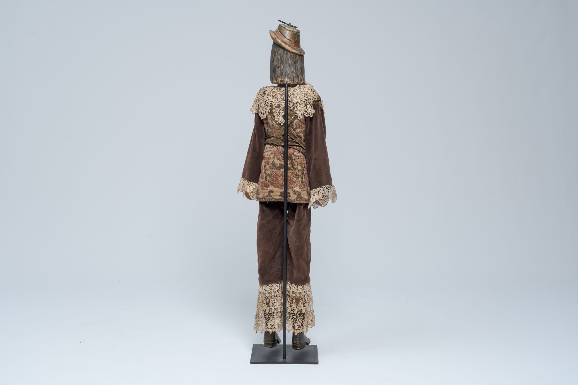 A probably Liege polychrome wood marionette doll in 17th-C. costume with lace, 19th C. - Image 4 of 7