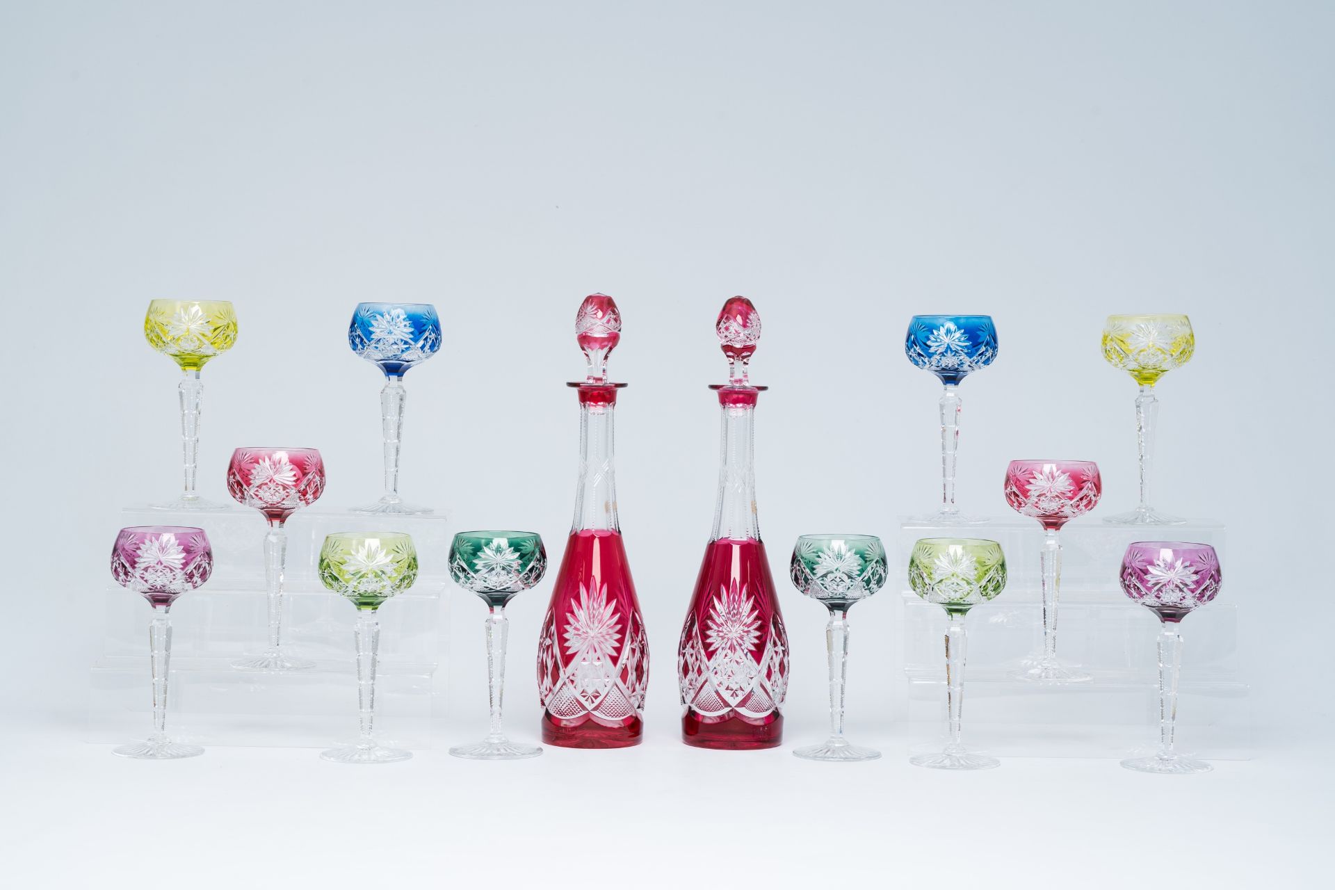 Two partly coloured overlay crystal cut decanters and twelve glasses, Val Saint Lambert, 20ste eeuw - Image 2 of 10