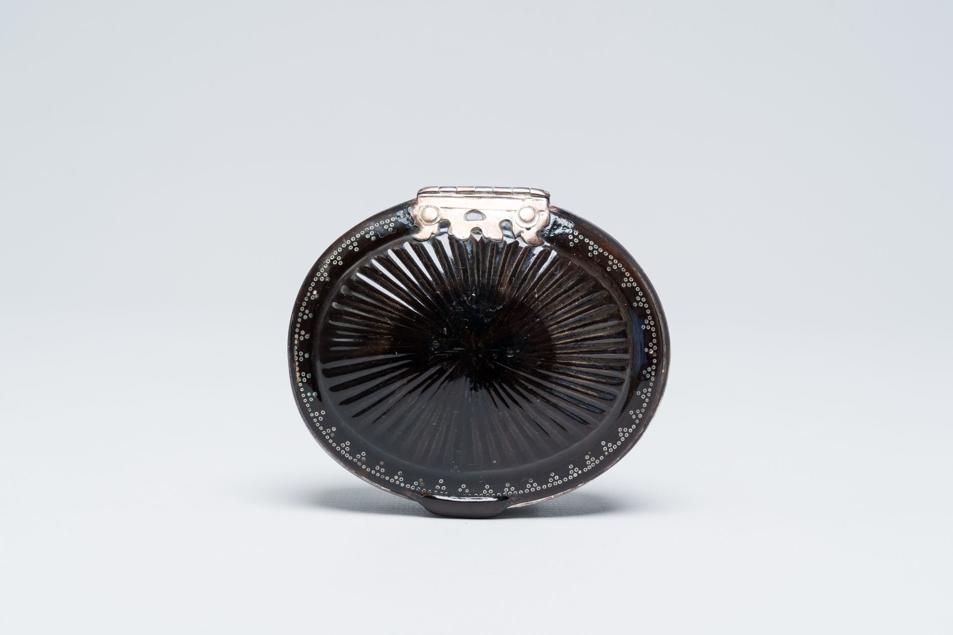 A French silver mounted tortoiseshell snuff box with flutes, ca. 1800 - Image 7 of 8