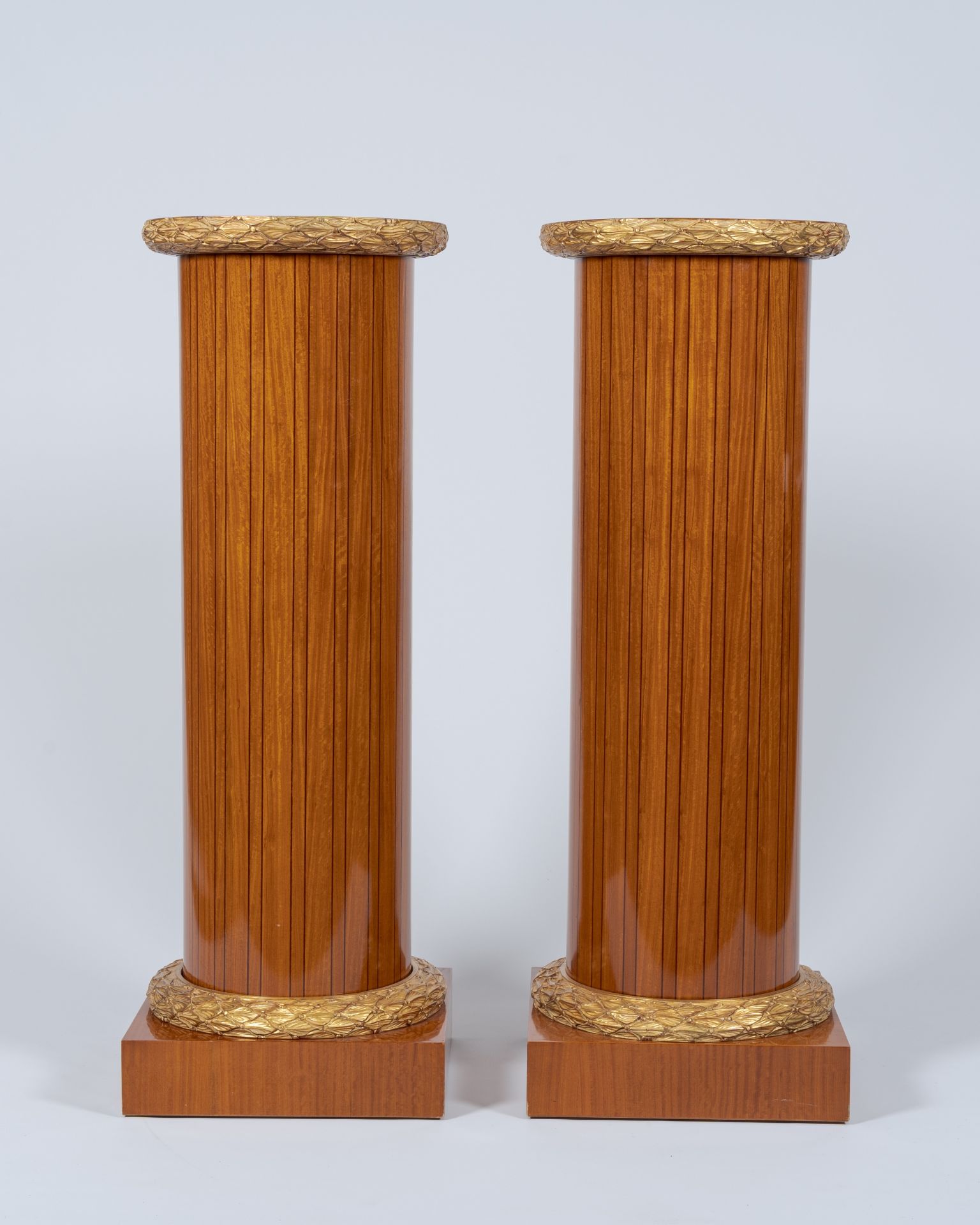 A pair of Neoclassical partly gilt wood pedestals with marquetry and floral design, 20th C. - Bild 5 aus 6