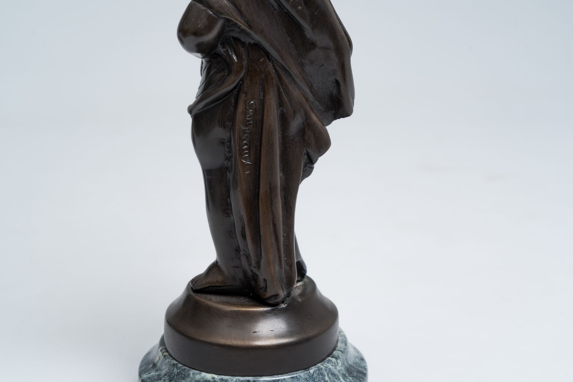 A varied collection of six French bronze sculptures on a marble base, 20th C. - Image 13 of 13