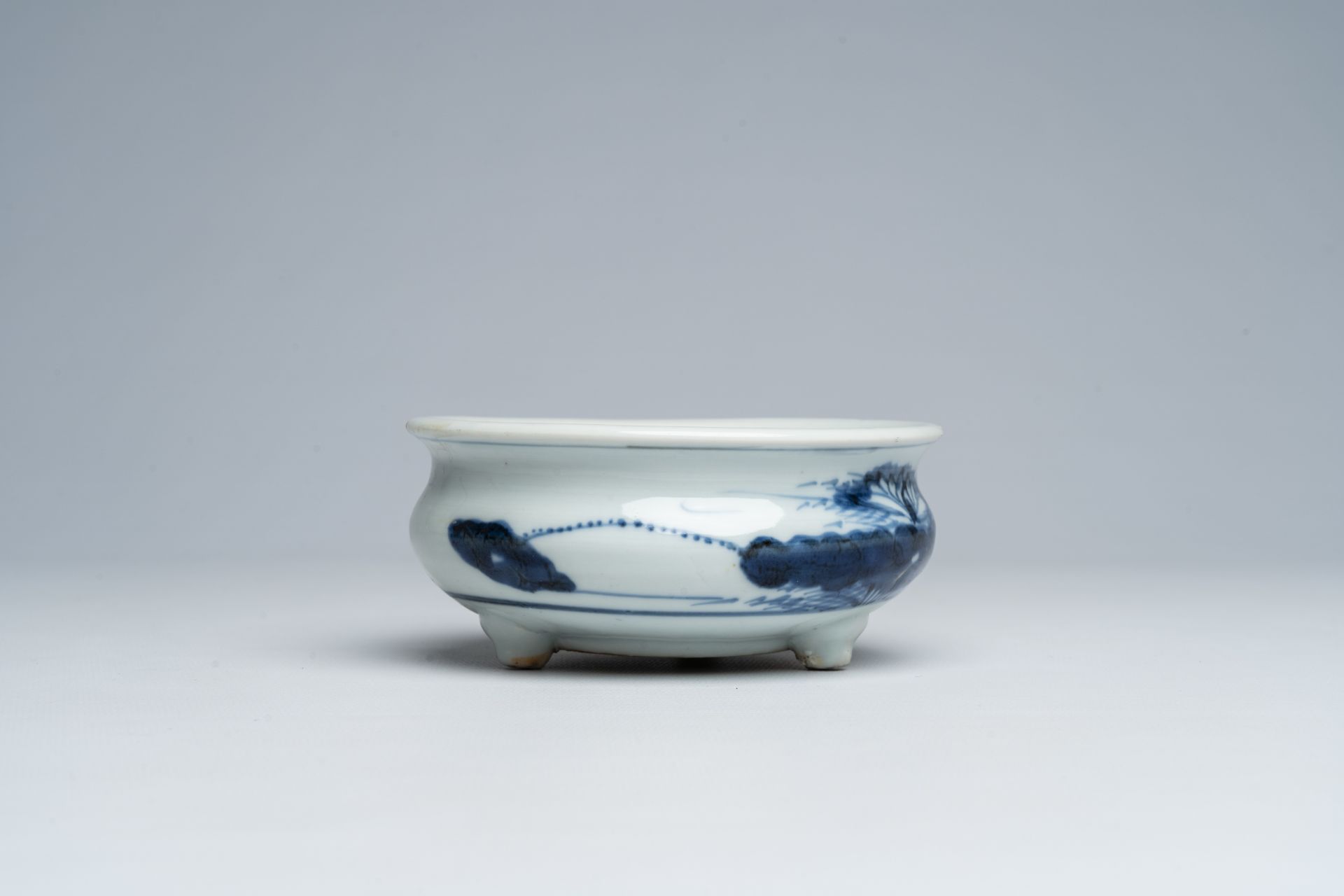 A Chinese blue and white tripod censer with floral design, Qing - Image 5 of 7