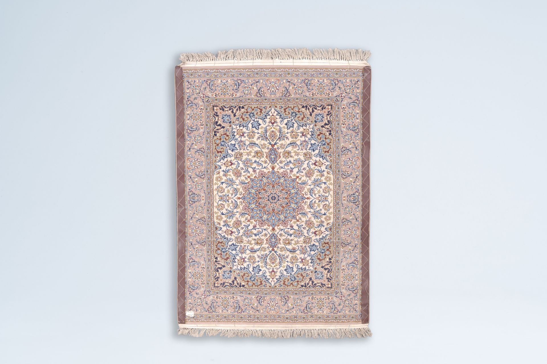 A Persian Isfahan rug with floral design, wool on cotton, Iran, 20th C. - Image 2 of 3