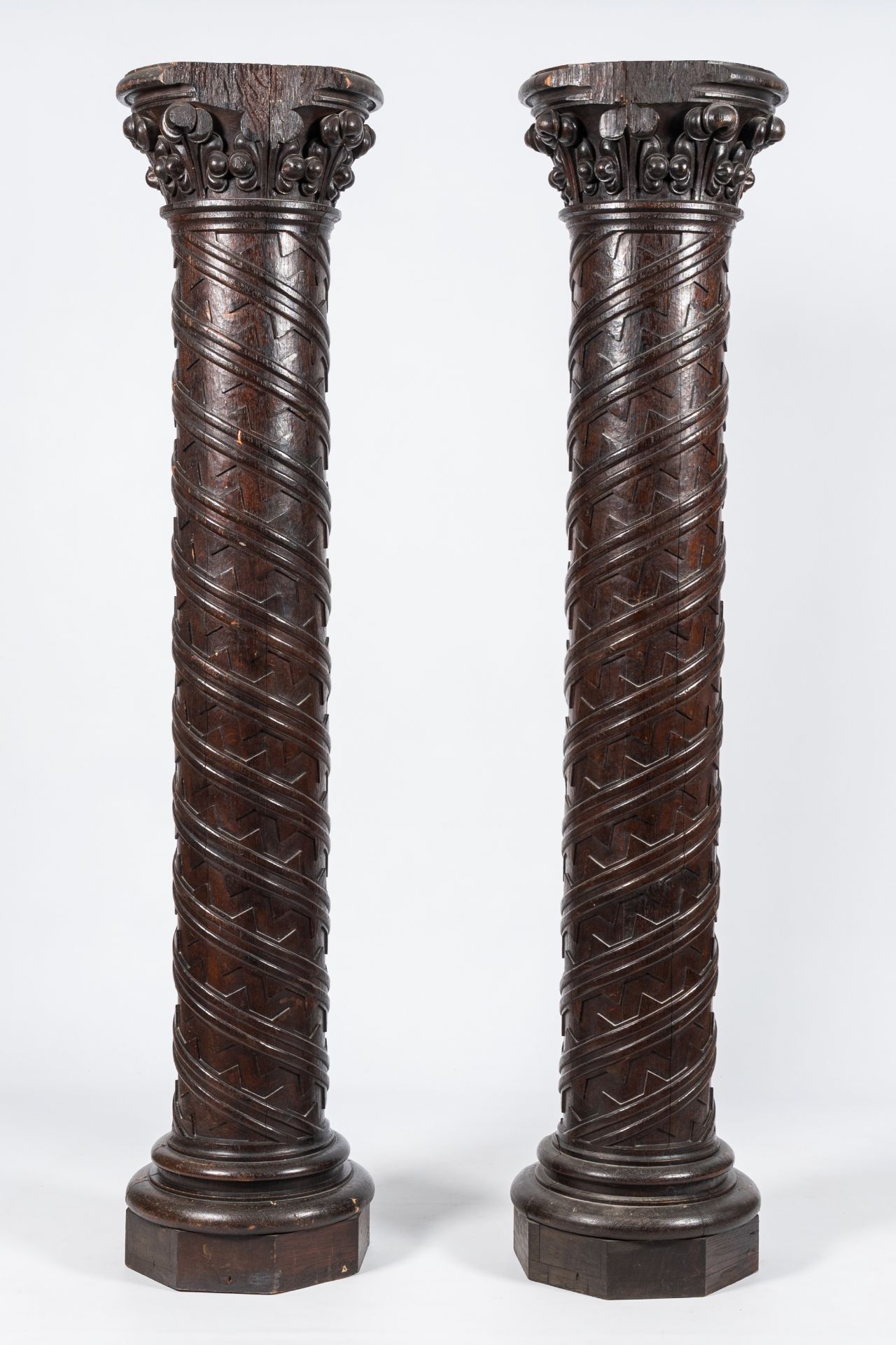 A pair of large oak columns with geometric motifs, Belgium, ca. 1900 - Bild 2 aus 6