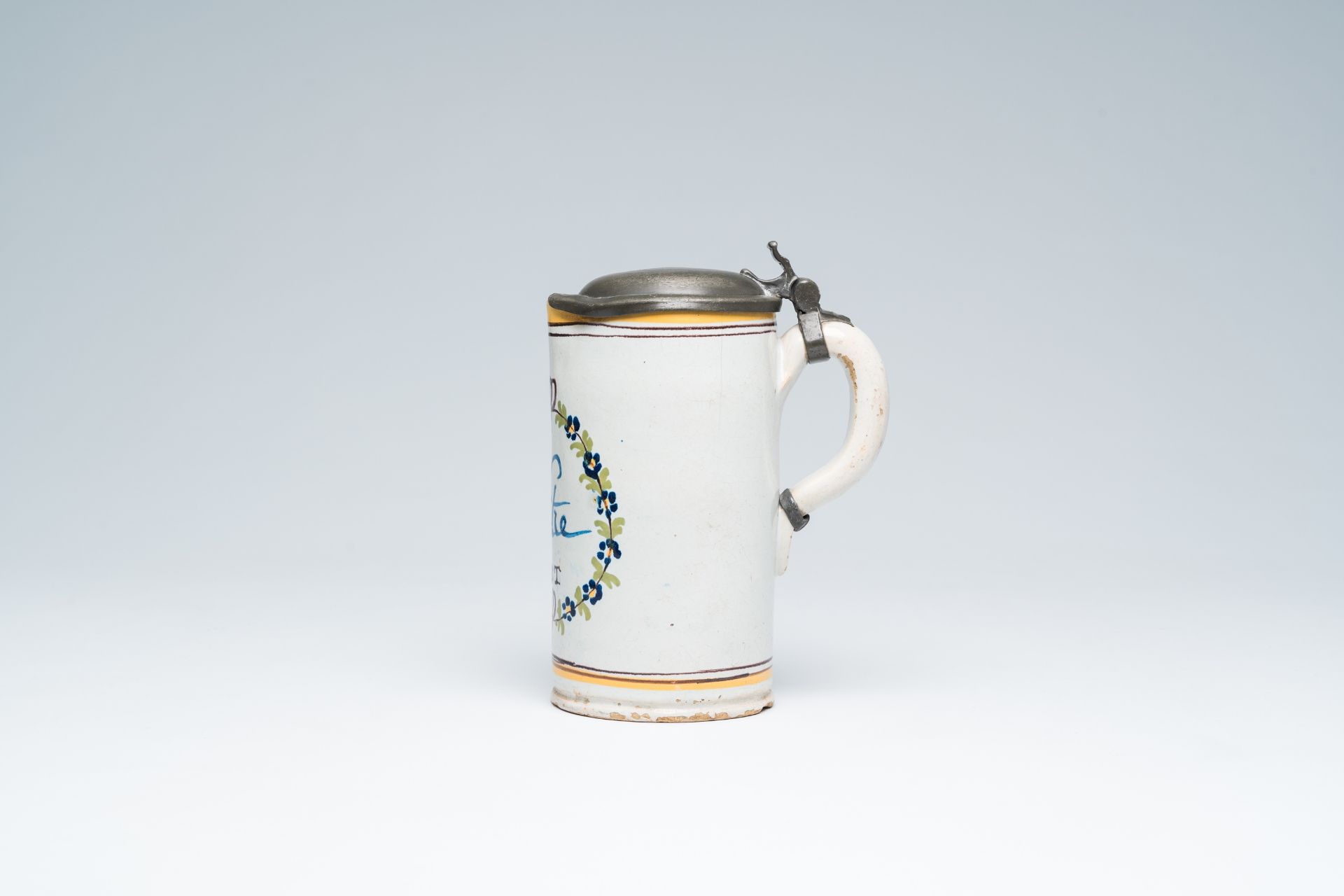 A Tournai polychrome liter jug with pewter cover and floral design, period de Bettignies, vers 1800 - Image 2 of 9