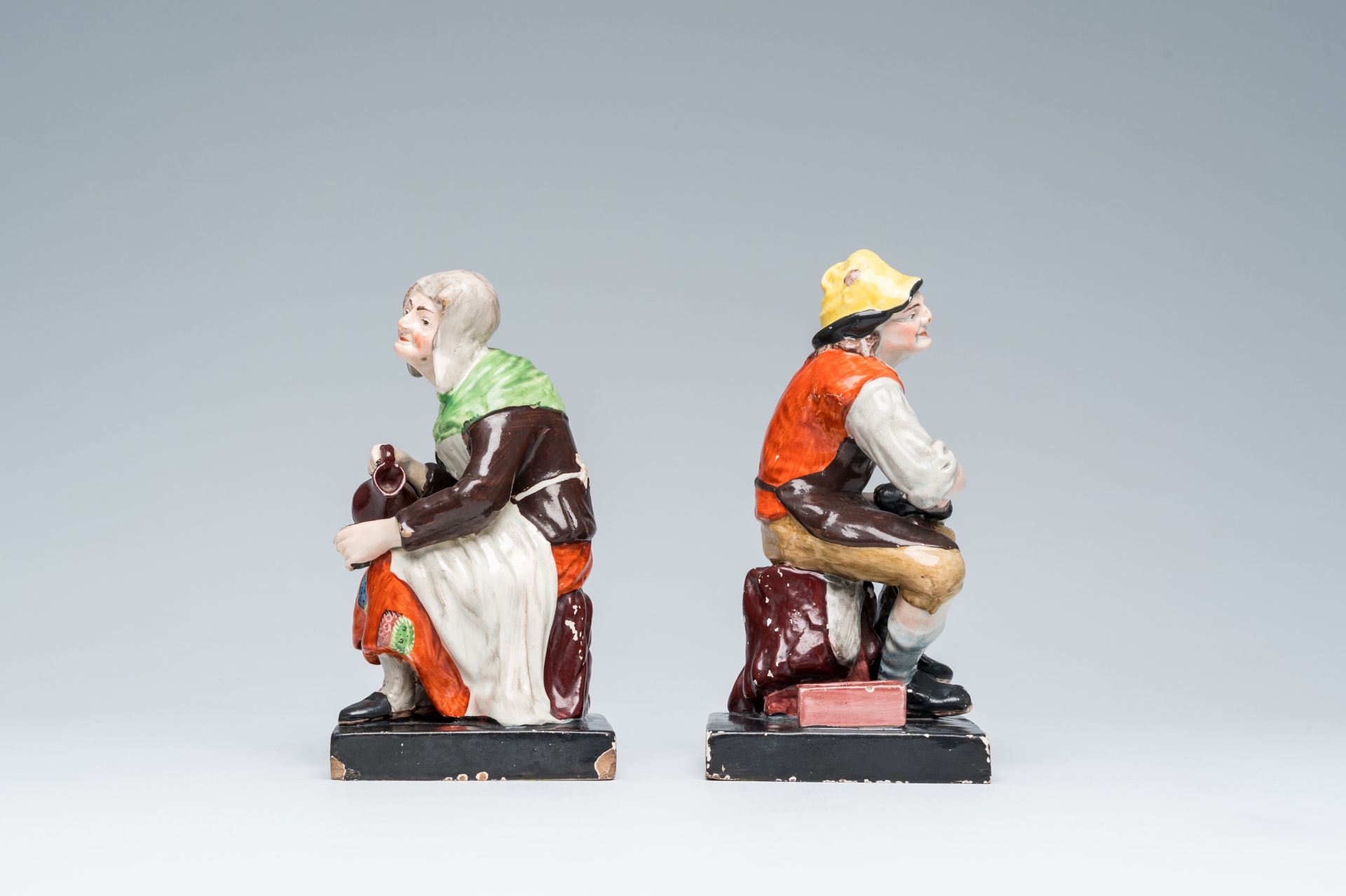 A pair of English Staffordshire 'Jobson and Nell' polychrome pottery figures, probably workshop Enoc - Bild 3 aus 7
