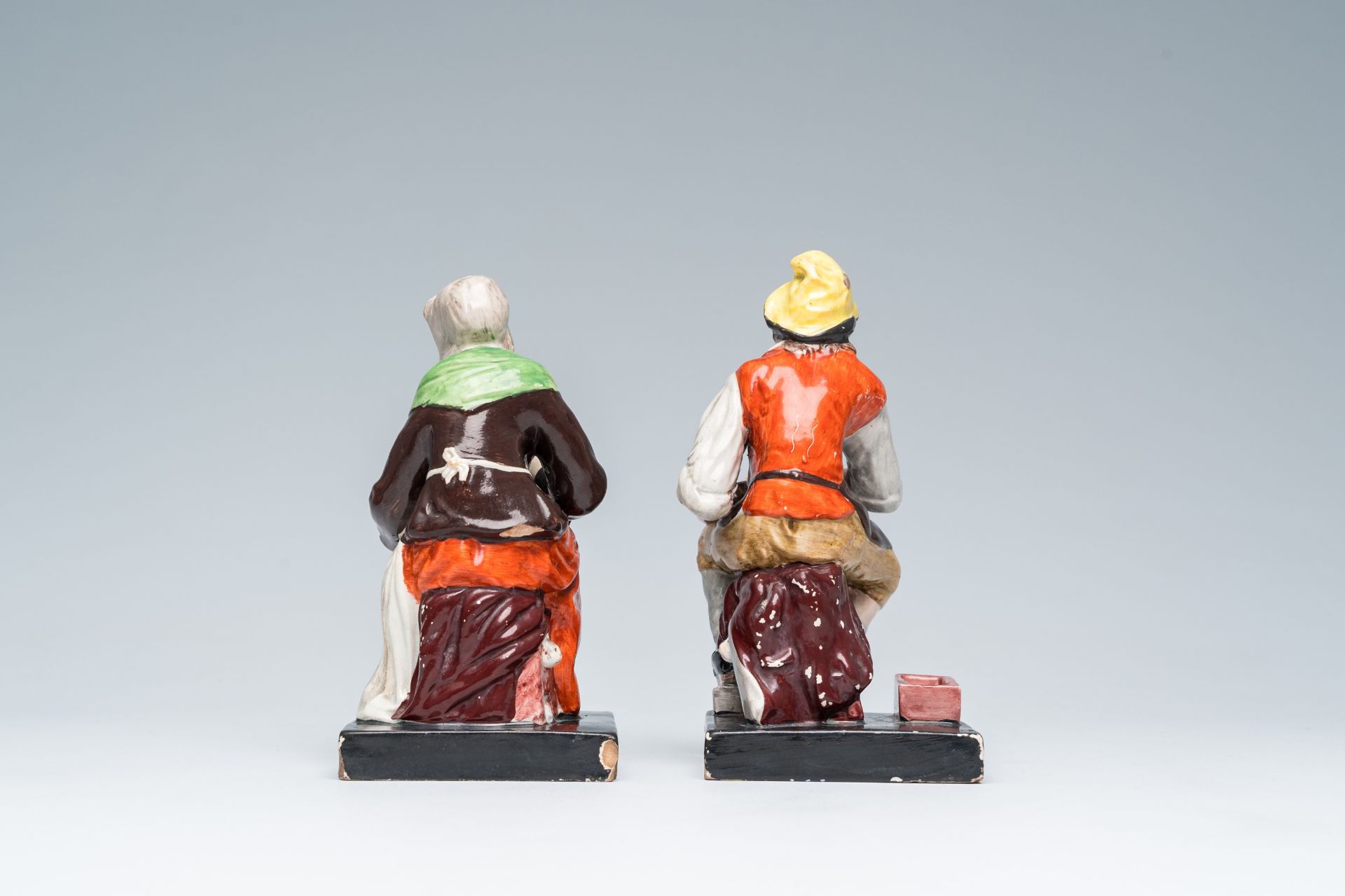 A pair of English Staffordshire 'Jobson and Nell' polychrome pottery figures, probably workshop Enoc - Bild 4 aus 7