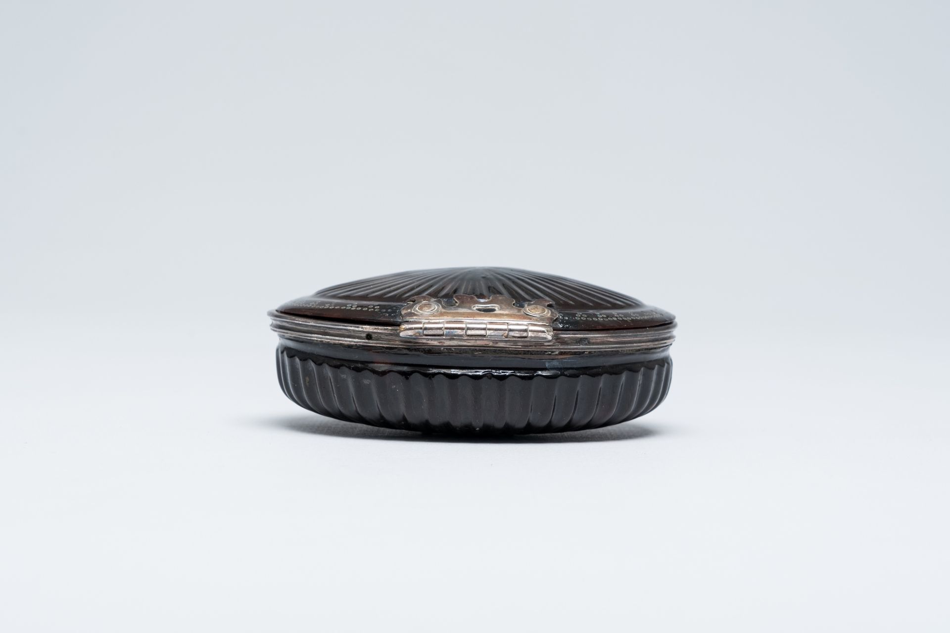 A French silver mounted tortoiseshell snuff box with flutes, ca. 1800 - Image 5 of 8