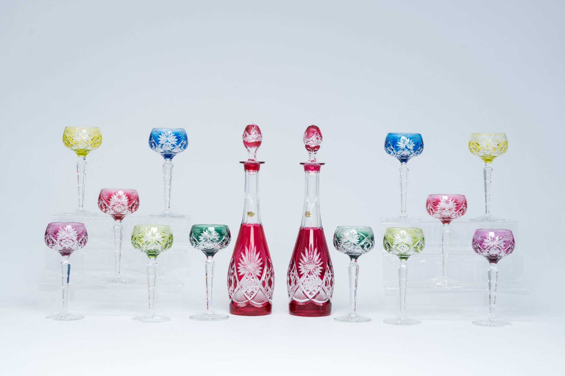 Two partly coloured overlay crystal cut decanters and twelve glasses, Val Saint Lambert, 20ste eeuw - Image 3 of 10