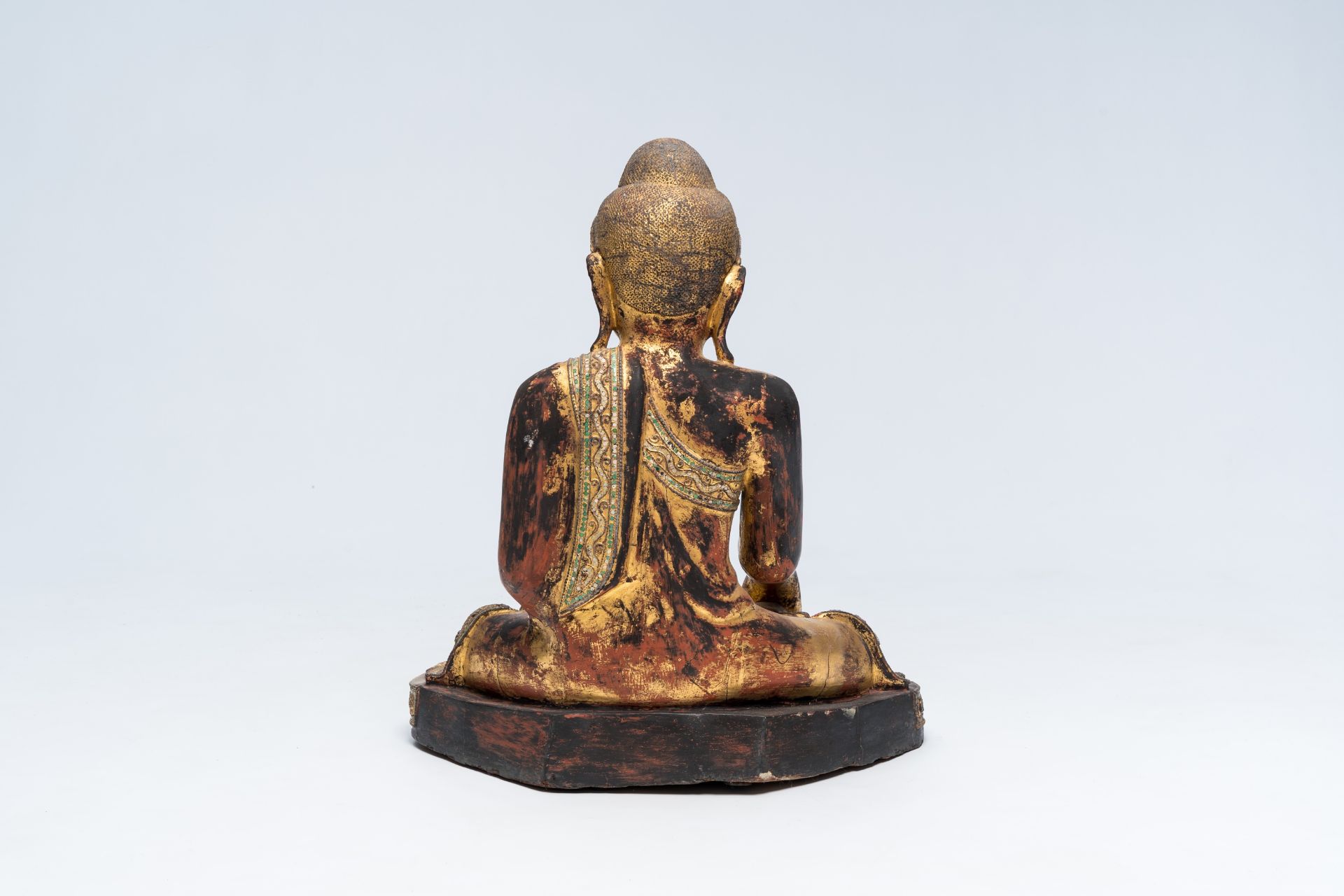 A tall inlaid gilt wood figure of a seated Buddha, Burma or Thailand, 20th C. - Image 4 of 7