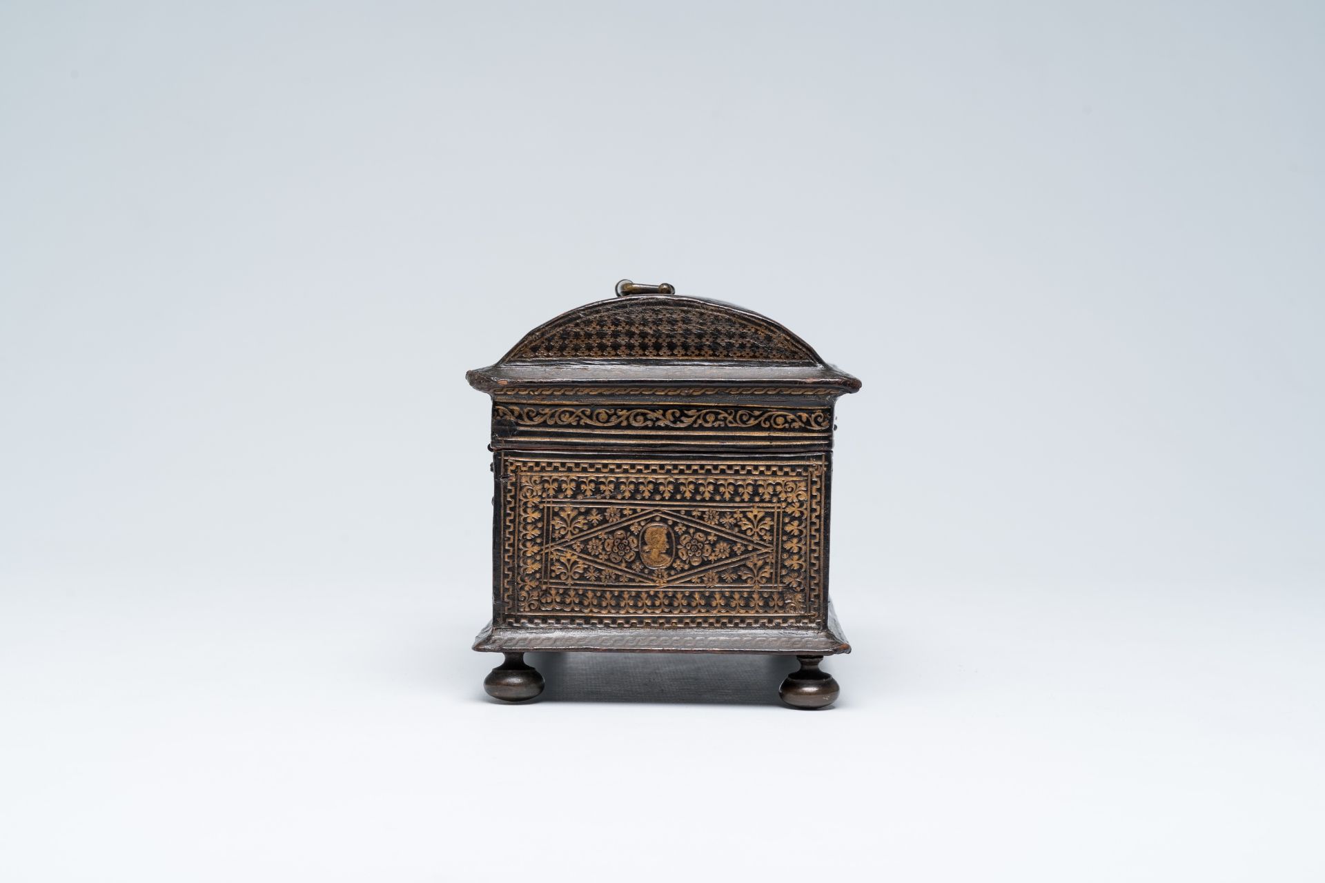 An Antwerp 'Plantijn' gilt embossed leather wood wedding chest, first third 17th C. - Bild 6 aus 8