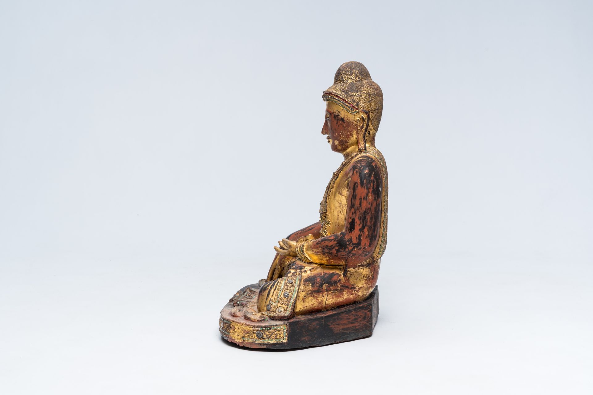 A tall inlaid gilt wood figure of a seated Buddha, Burma or Thailand, 20th C. - Image 3 of 7