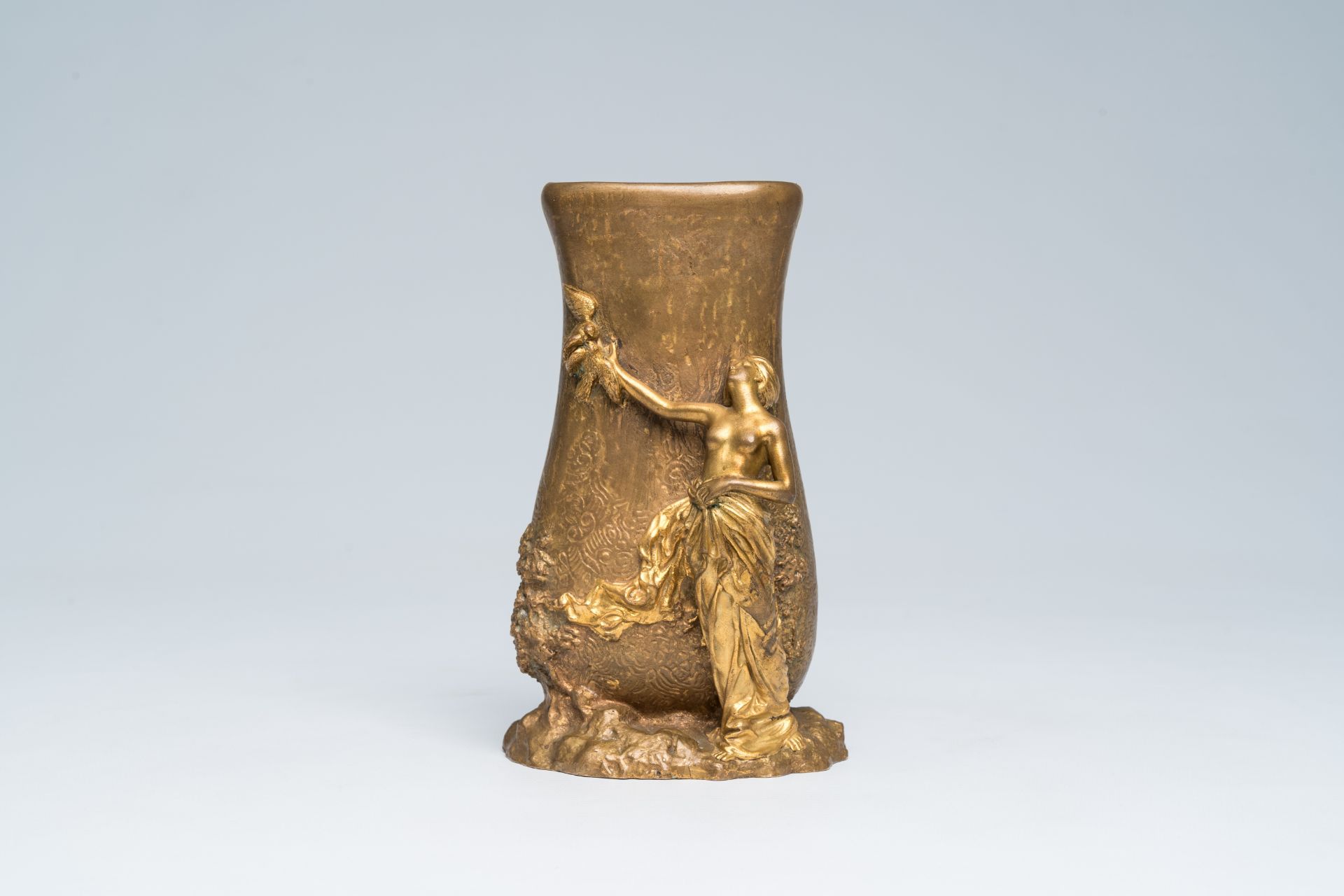 Charles Korschann (1872-1943, attributed to): A partly gilt bronze Art Nouveau vase with relief desi - Image 2 of 10