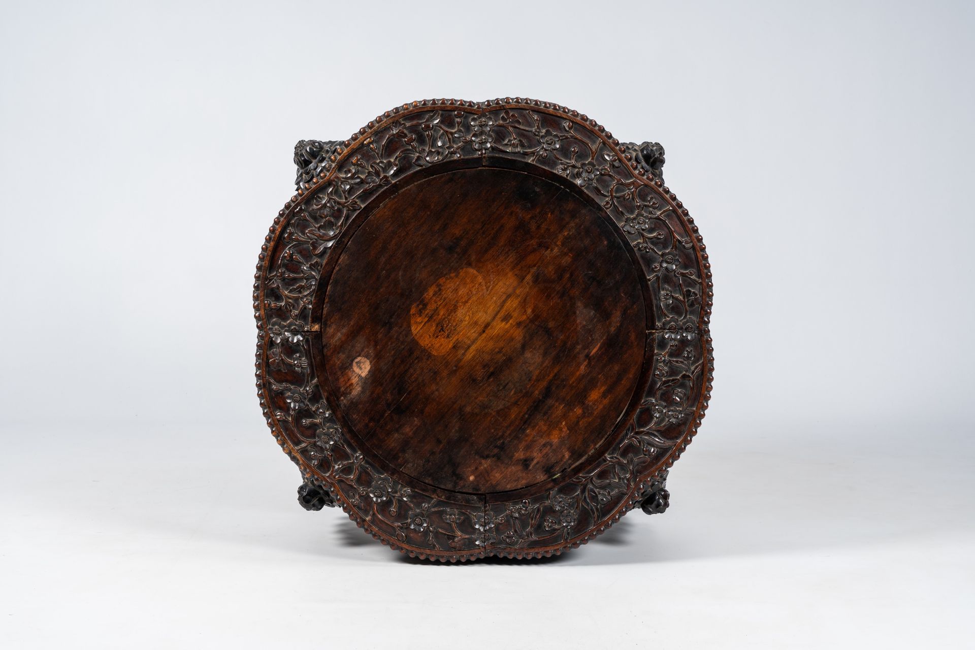 A Chinese richly carved hardwood table, 19th C. - Bild 6 aus 7