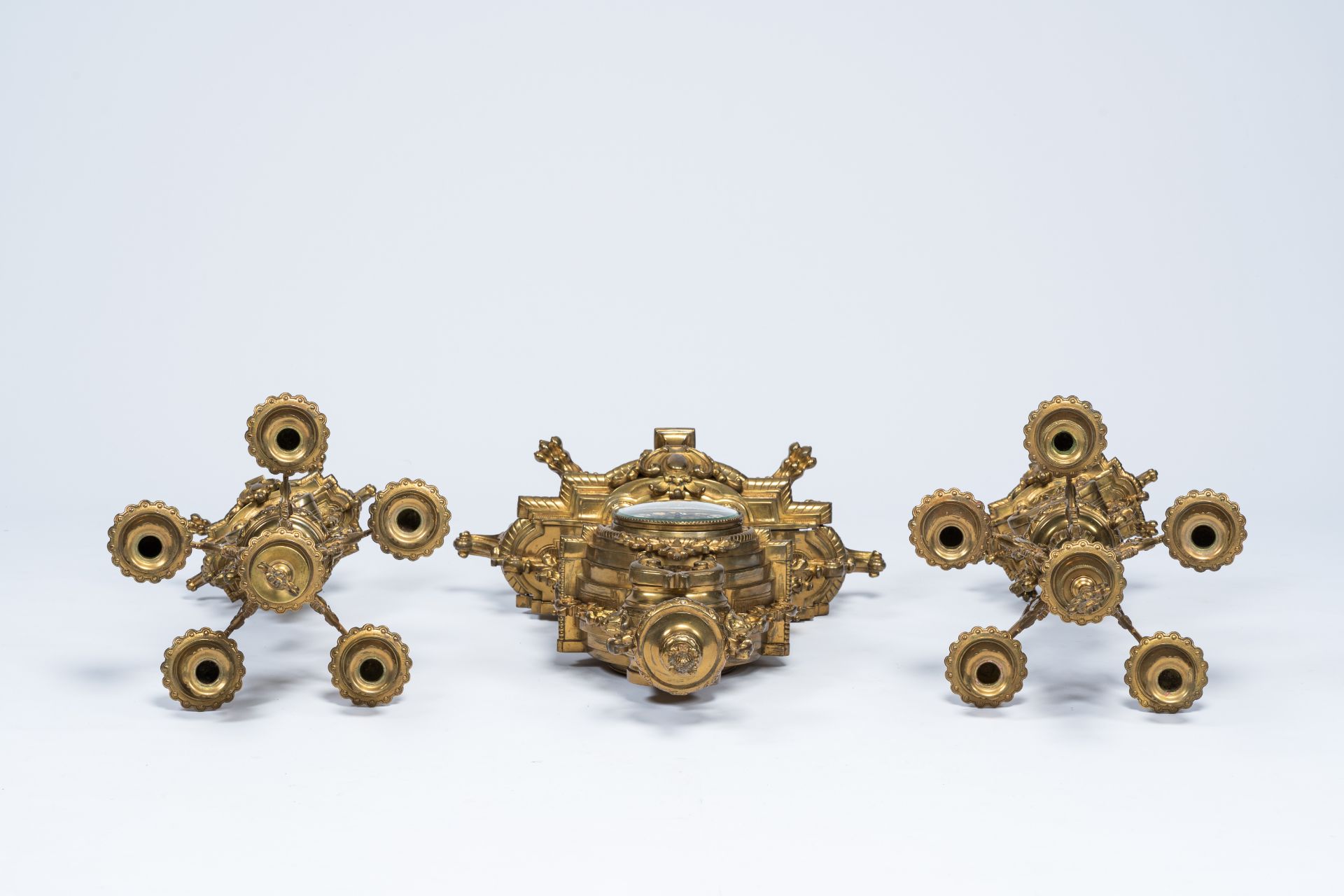 A large Belgian-French Baroque revival gilt brass three-piece clock garniture, late 19th C. - Bild 5 aus 8