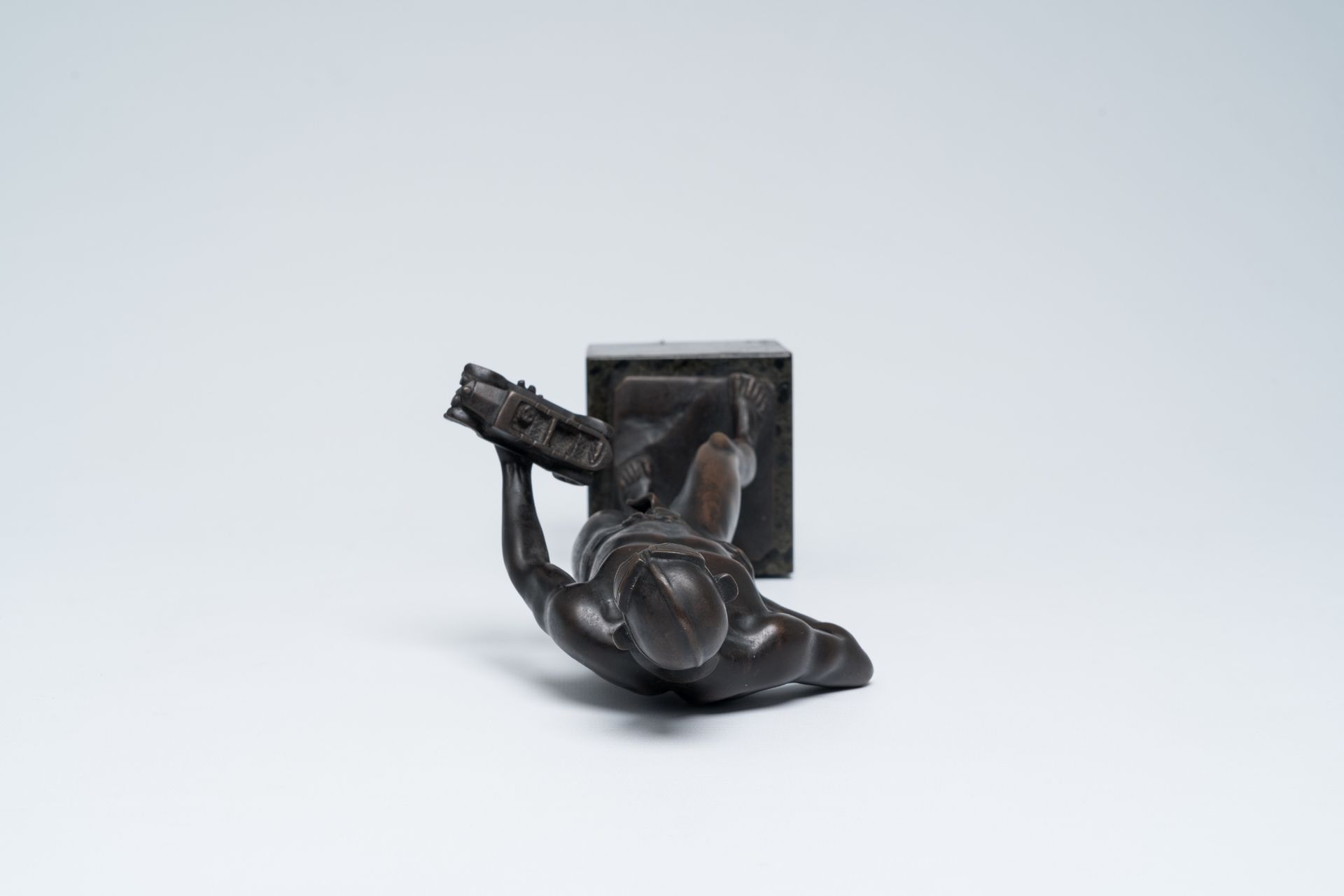 Erich Saalmann (act. 1918-1932): The autopilot, patinated bronze on a marble base - Image 6 of 8