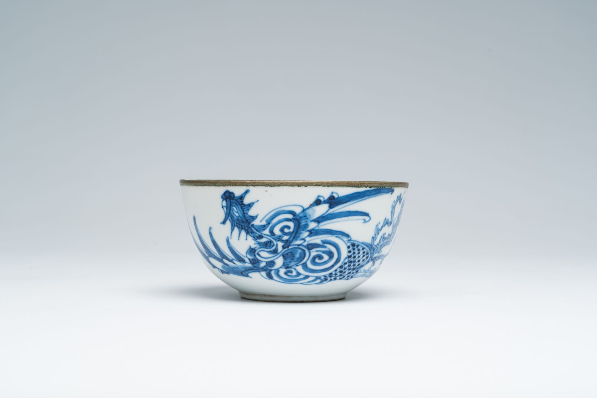 A Chinese blue and white Vietnamese market 'Bleu de Hue' 'phoenix' bowl, 19th C. - Image 2 of 7