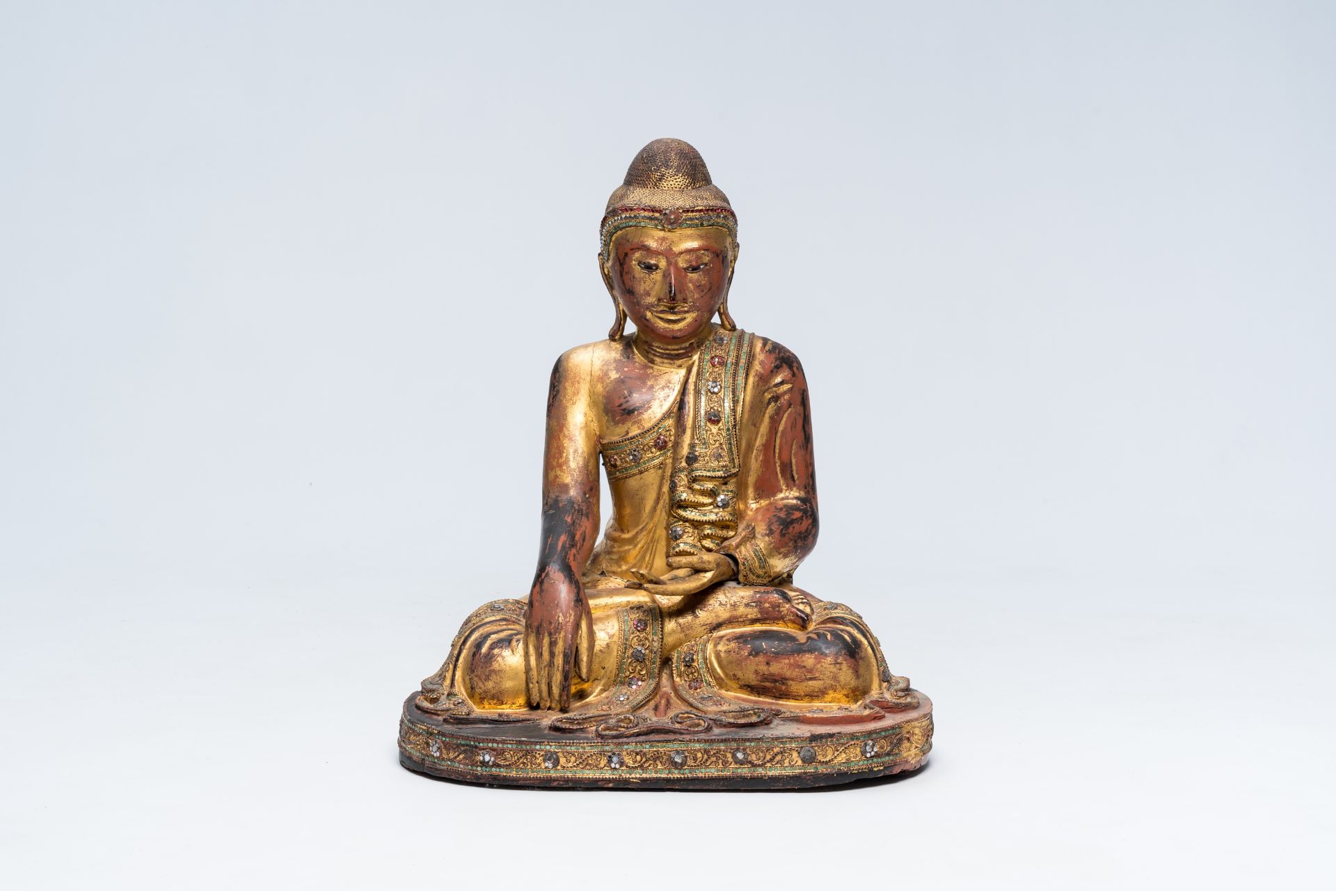 A tall inlaid gilt wood figure of a seated Buddha, Burma or Thailand, 20th C. - Image 2 of 7