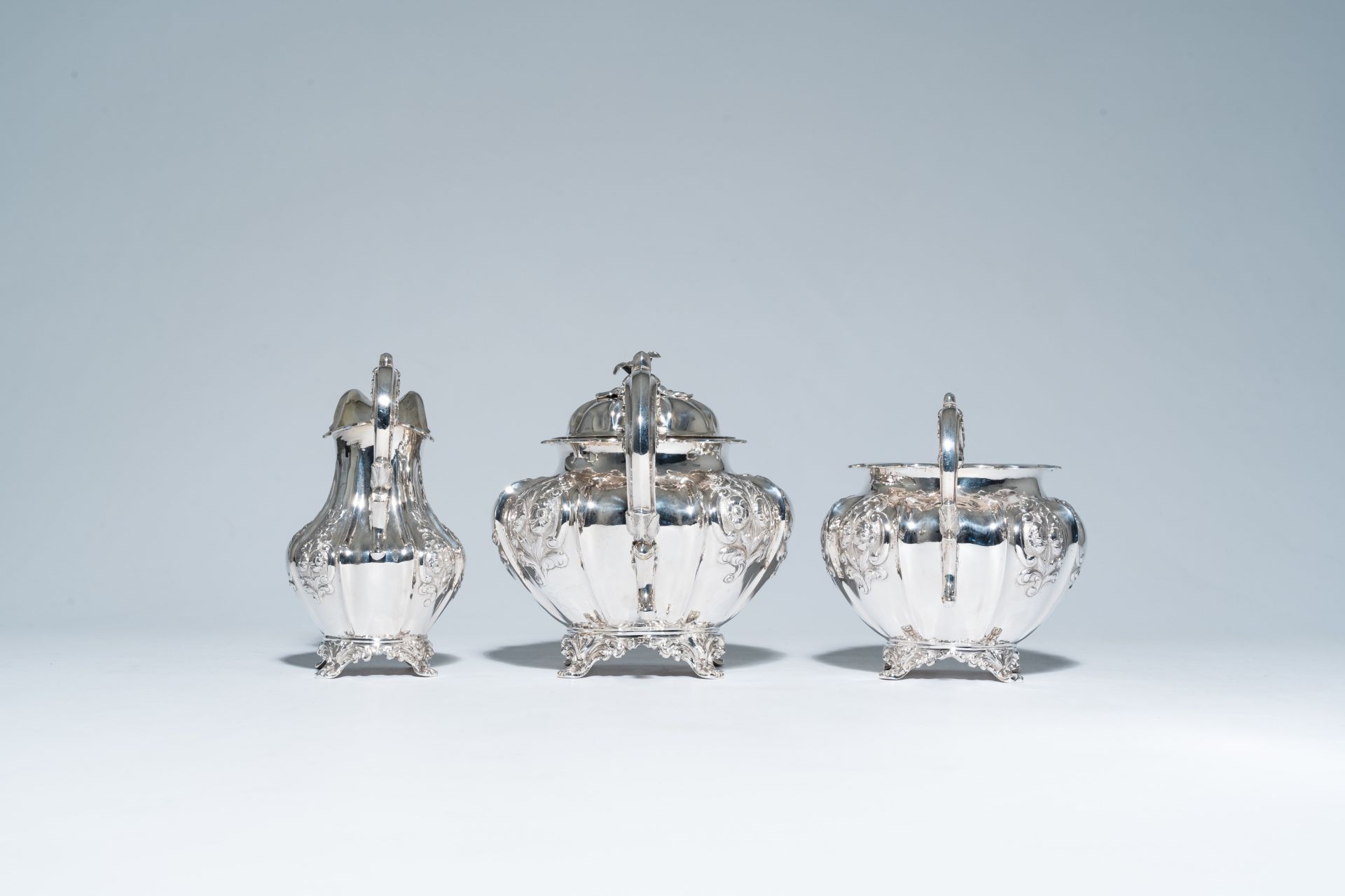 A three-piece English Victorian silver tea set with floral relief design, maker's mark Hayne and Car - Bild 5 aus 10