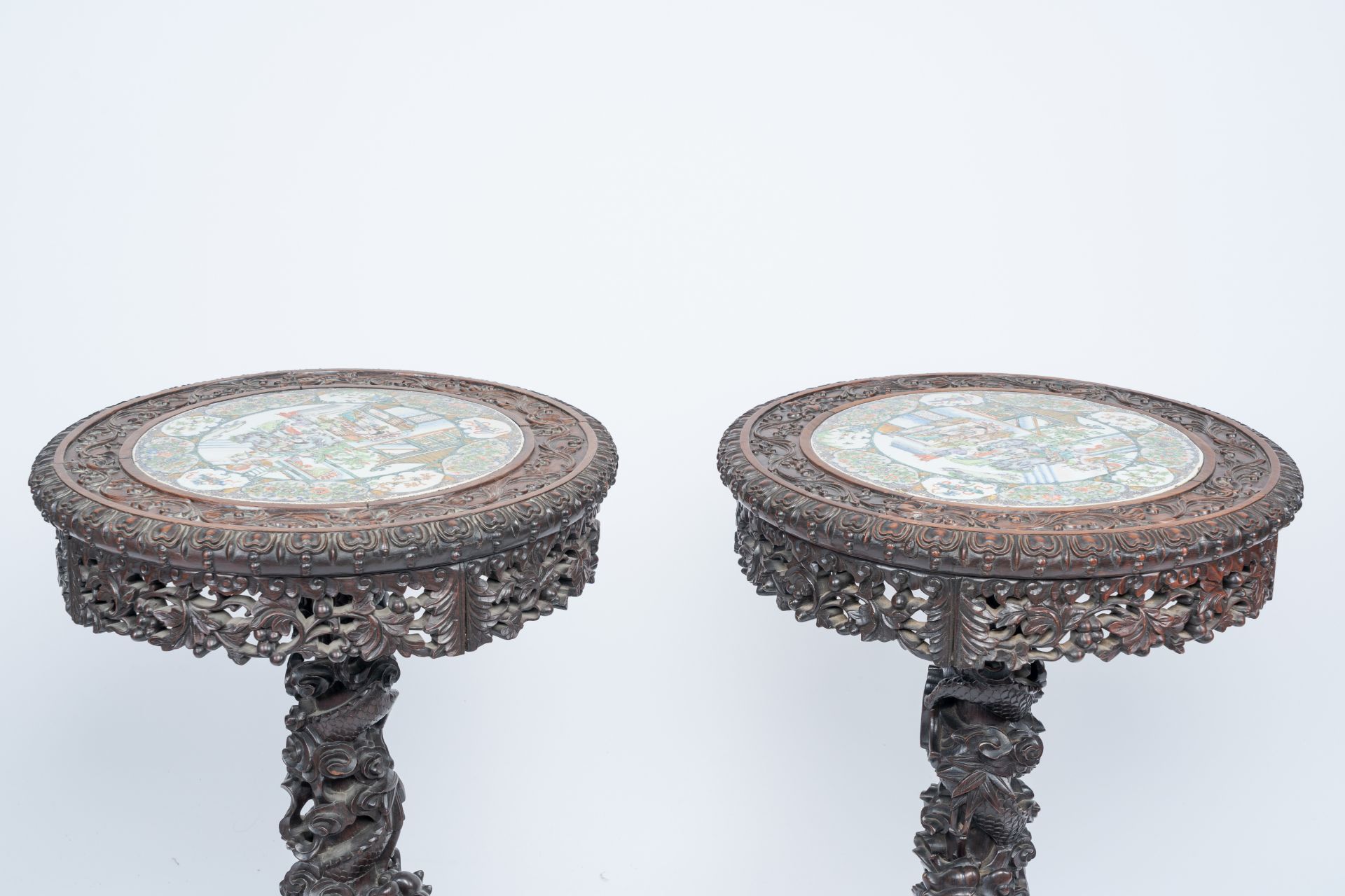 A pair of Chinese wooden side tables with round Canton famille verte plaques, 19th C. - Bild 10 aus 10