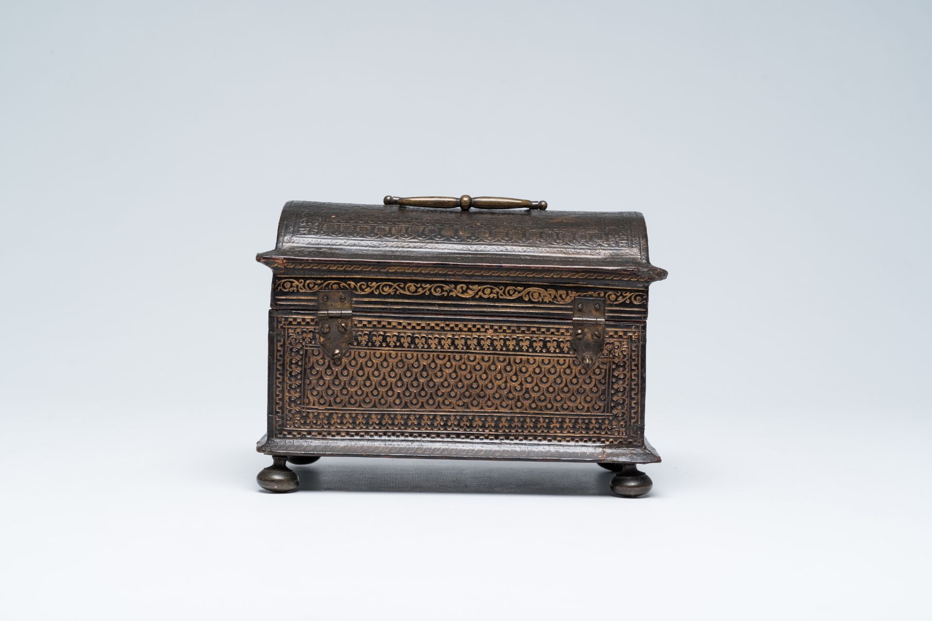 An Antwerp 'Plantijn' gilt embossed leather wood wedding chest, first third 17th C. - Bild 5 aus 8
