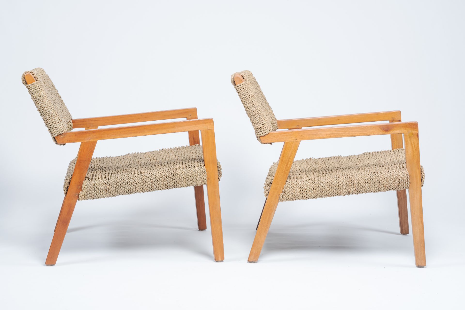 Olivier De Schrijver (1958): A pair of Boss lounge seagrass and teak armchairs, ed. 11 and 12/120, 2 - Image 4 of 10