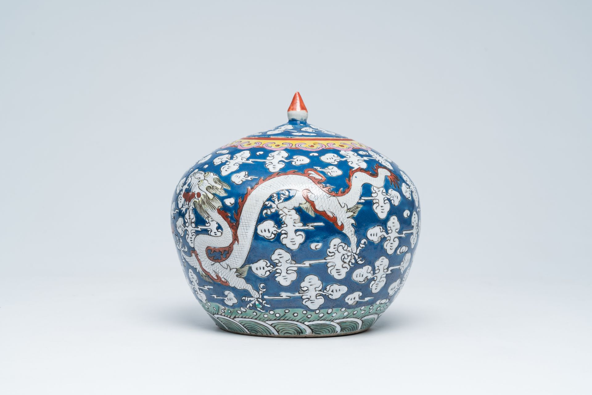 A Chinese blue and white 'dragons chasing the pearl' ginger jar, 19th C. - Image 3 of 7