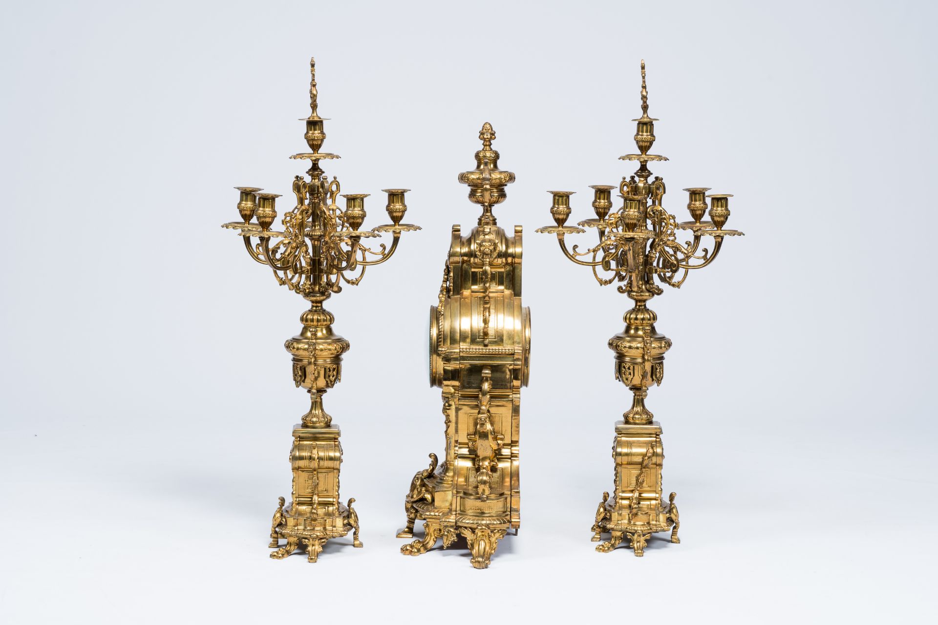 A large Belgian-French Baroque revival gilt brass three-piece clock garniture, late 19th C. - Bild 4 aus 8