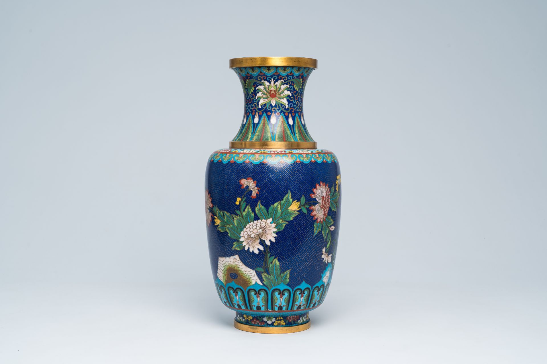 A Chinese cloisonne vase with floral design all around, 19th/20th C.