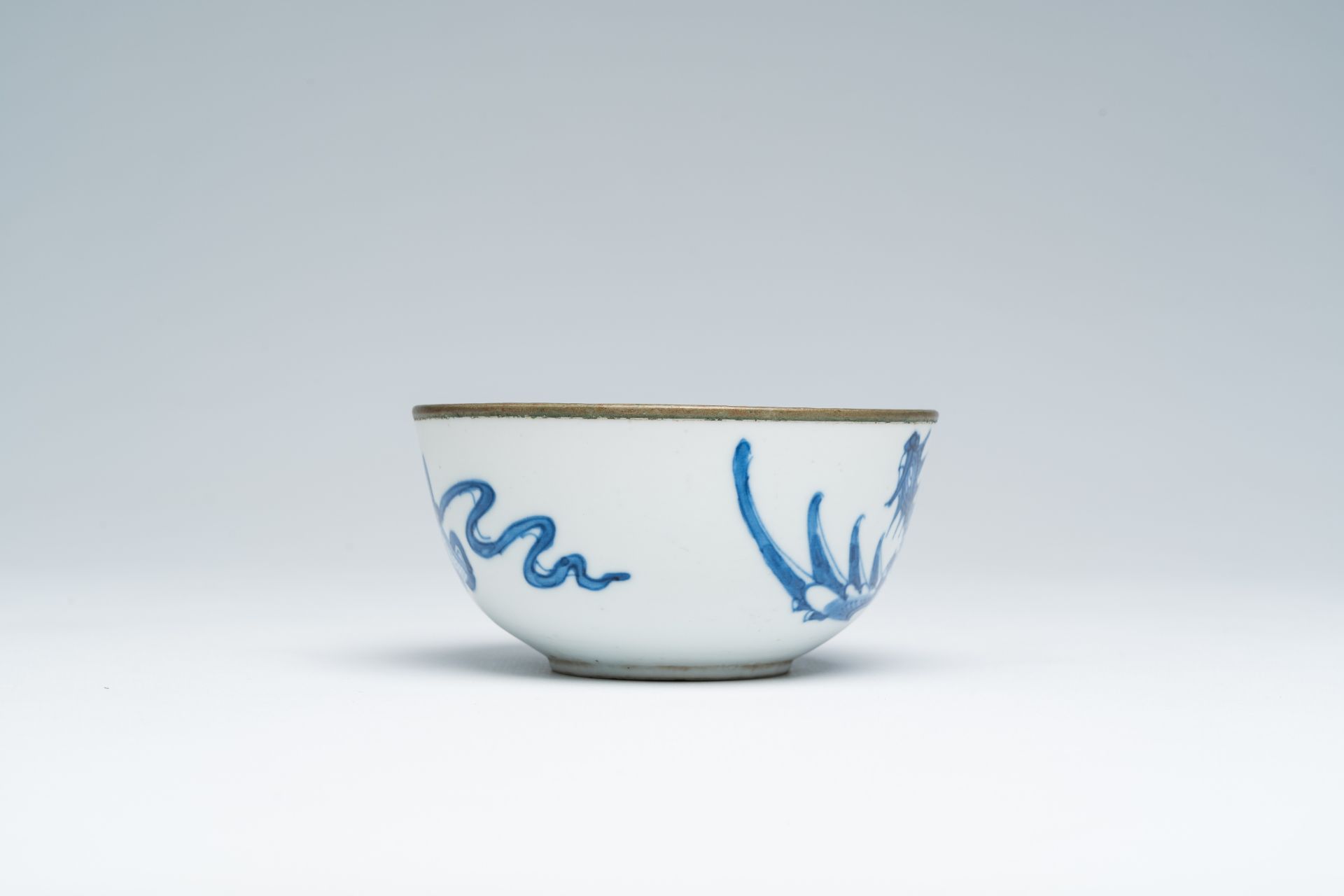 A Chinese blue and white Vietnamese market 'Bleu de Hue' 'phoenix' bowl, 19th C. - Image 5 of 7