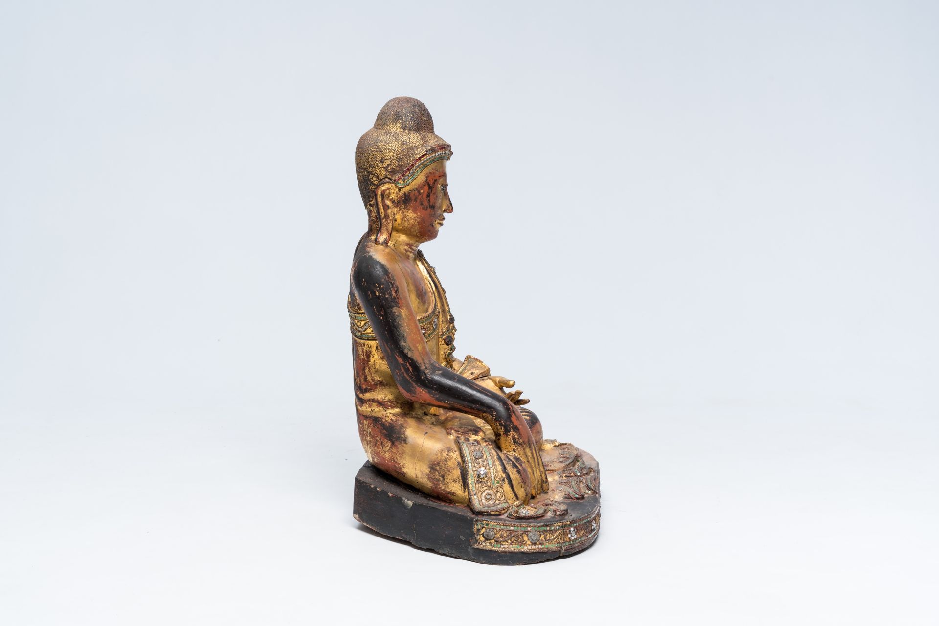 A tall inlaid gilt wood figure of a seated Buddha, Burma or Thailand, 20th C. - Image 5 of 7