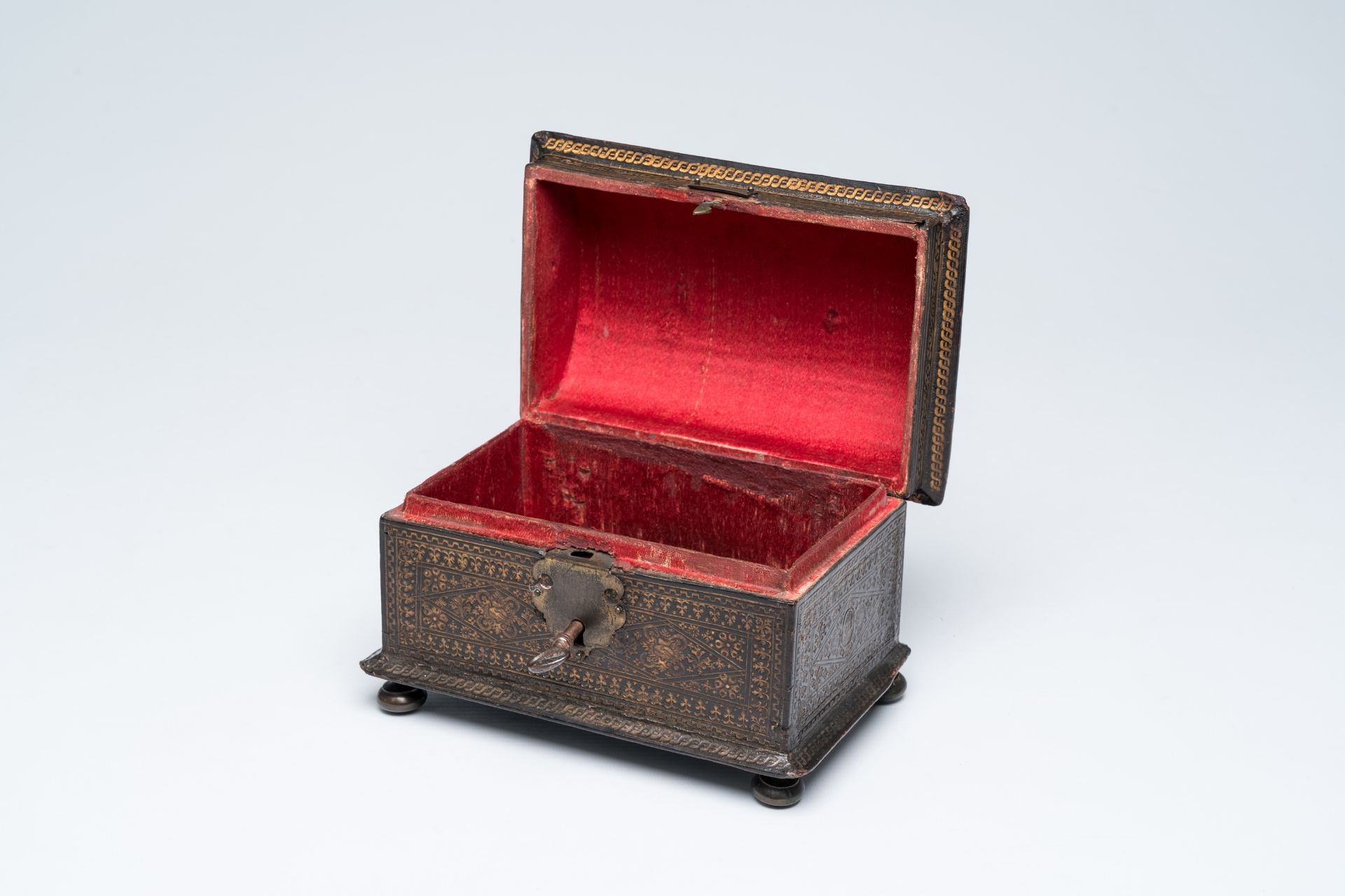 An Antwerp 'Plantijn' gilt embossed leather wood wedding chest, first third 17th C. - Bild 2 aus 8
