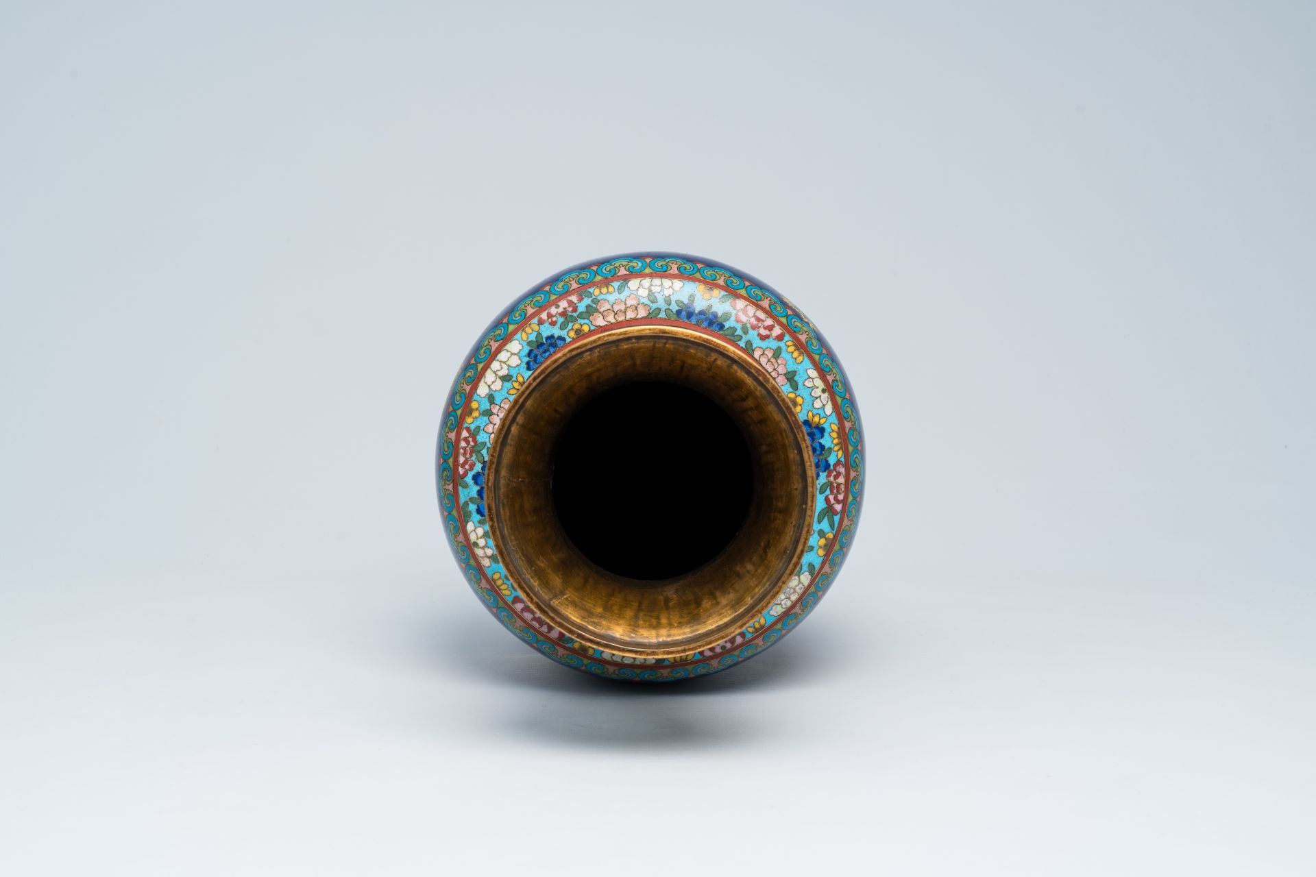 A Chinese cloisonne vase with floral design all around, 19th/20th C. - Image 5 of 6