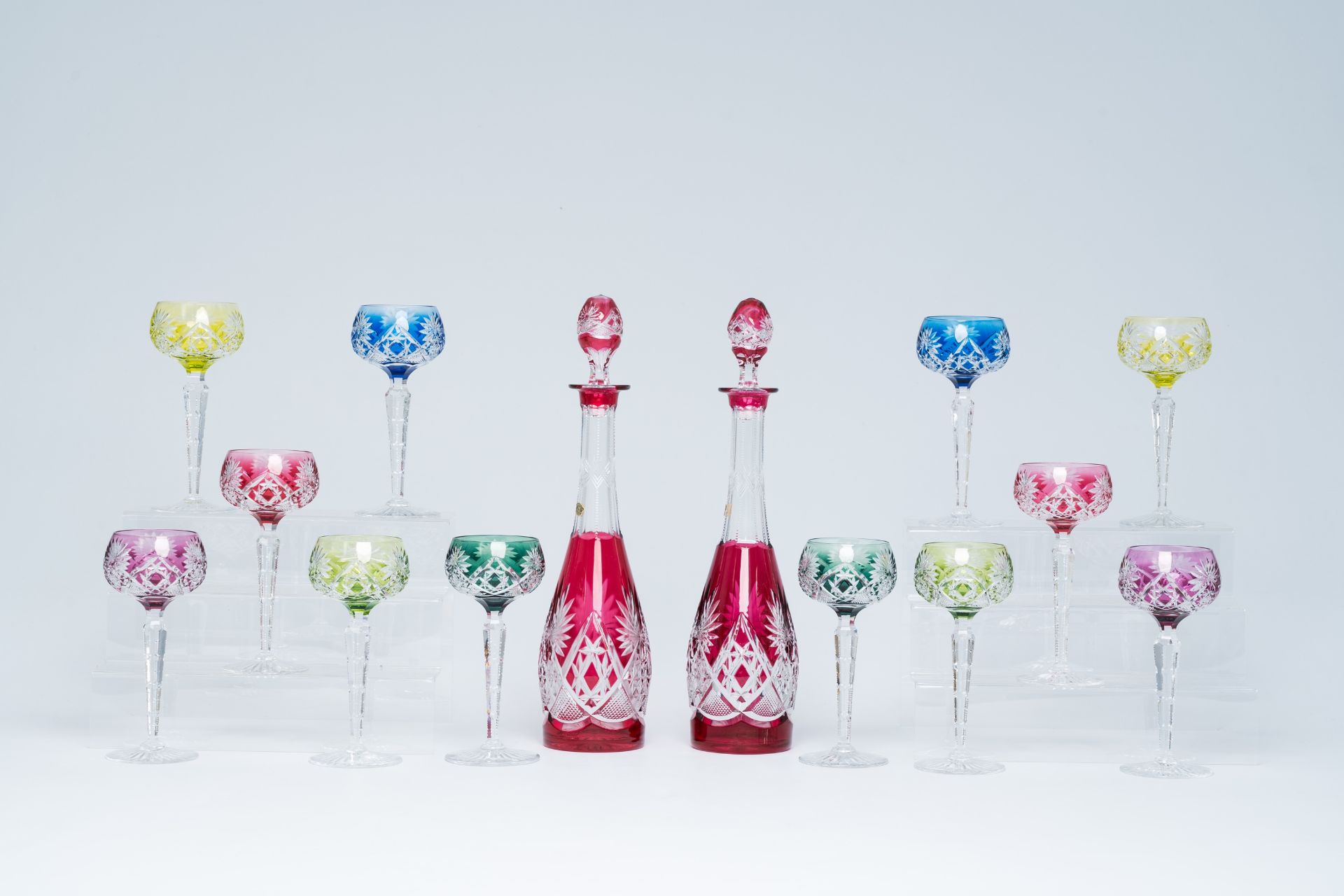 Two partly coloured overlay crystal cut decanters and twelve glasses, Val Saint Lambert, 20ste eeuw - Image 4 of 10