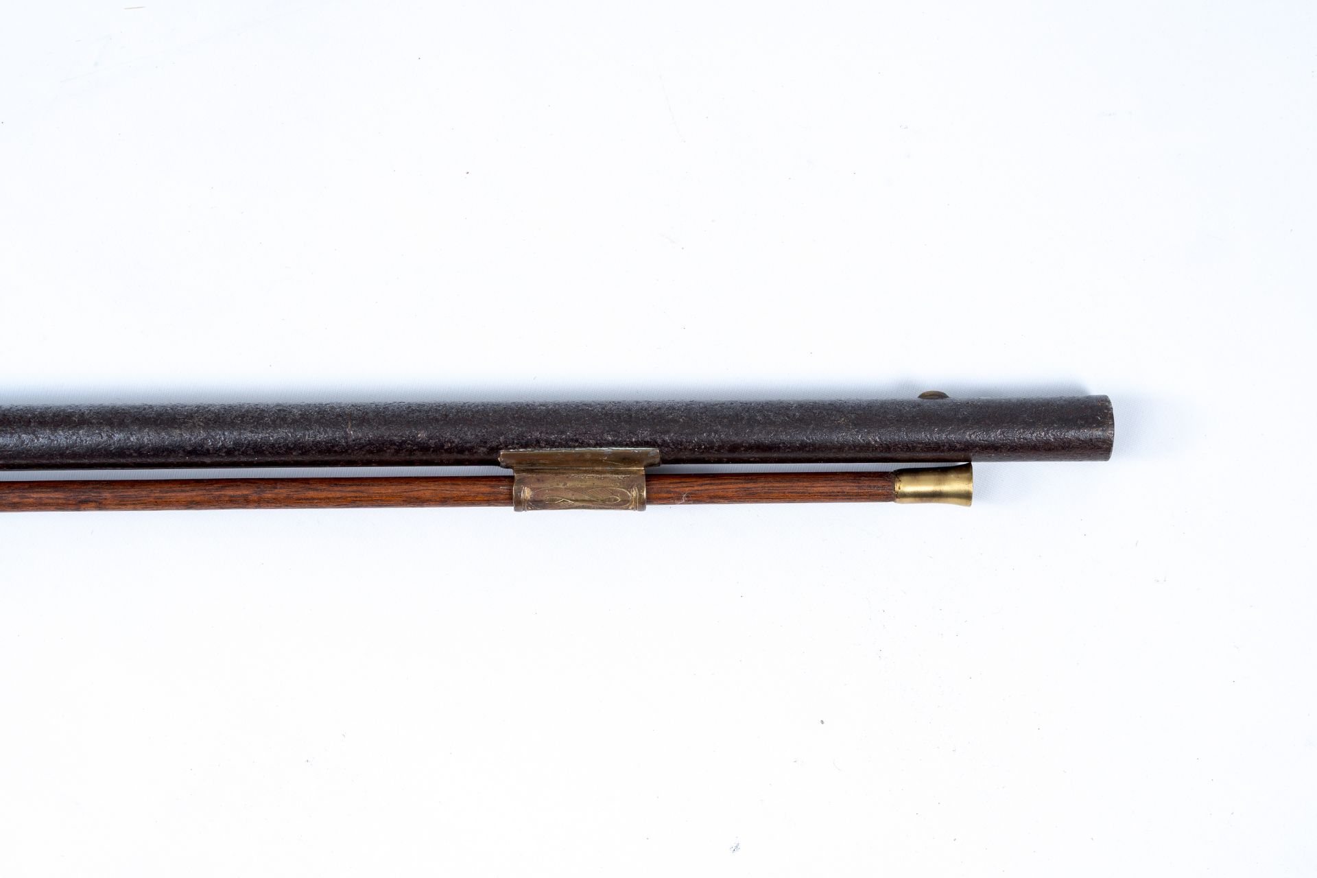 A richly worked brass mounted flint shotgun with Spanish marks, 18th C. - Image 4 of 7