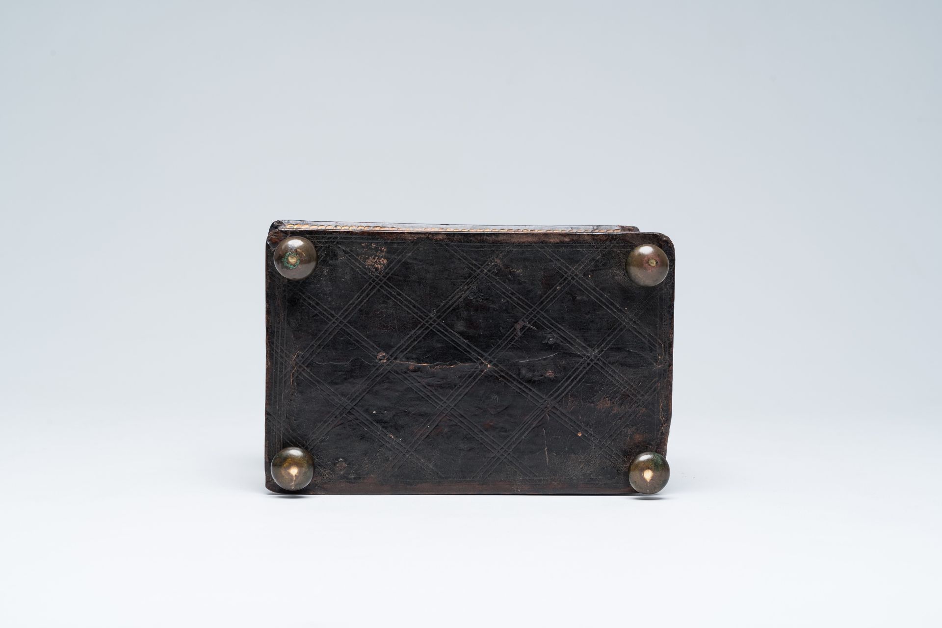 An Antwerp 'Plantijn' gilt embossed leather wood wedding chest, first third 17th C. - Bild 8 aus 8