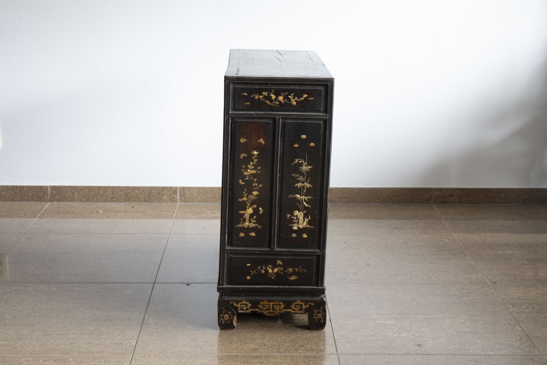 A Vietnamese mother-of-pearl inlaid wood two-door cabinet with figures in a palace garden and floral - Image 4 of 8
