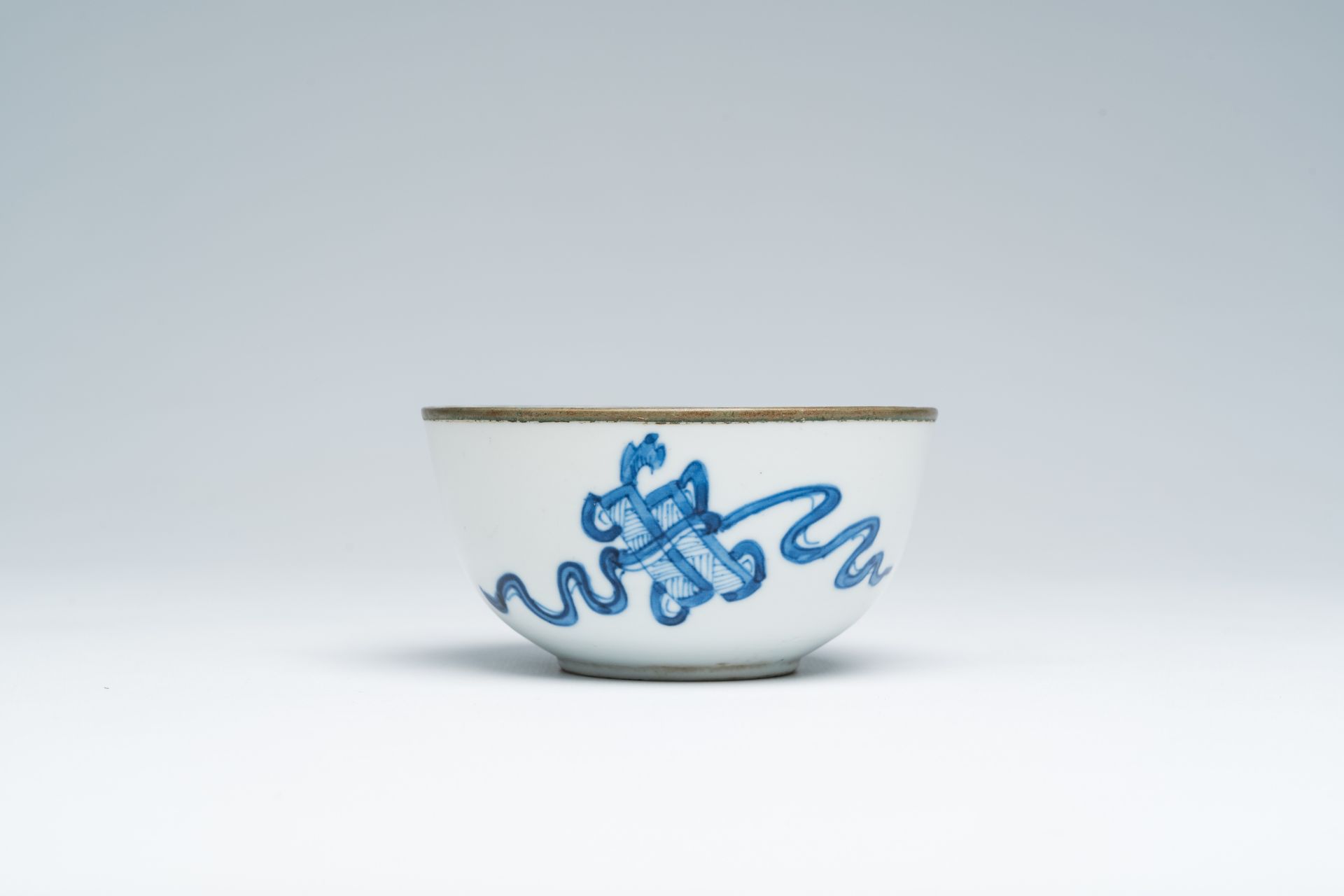 A Chinese blue and white Vietnamese market 'Bleu de Hue' 'phoenix' bowl, 19th C. - Image 4 of 7
