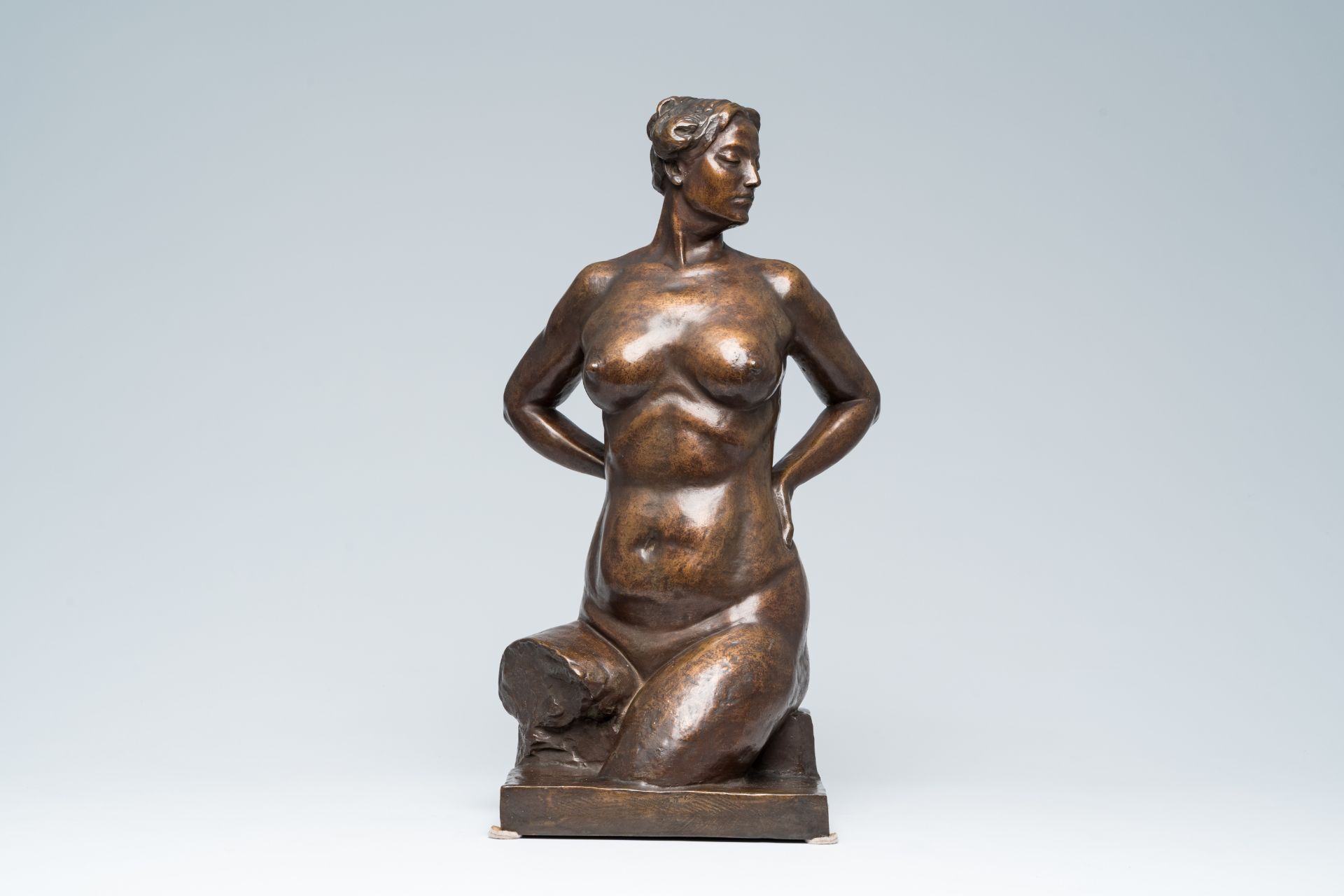 Auguste Puttemans (1866-1922): The bather, brown patinated bronze, bronze foundry J. Petermann-Bruss - Image 2 of 10