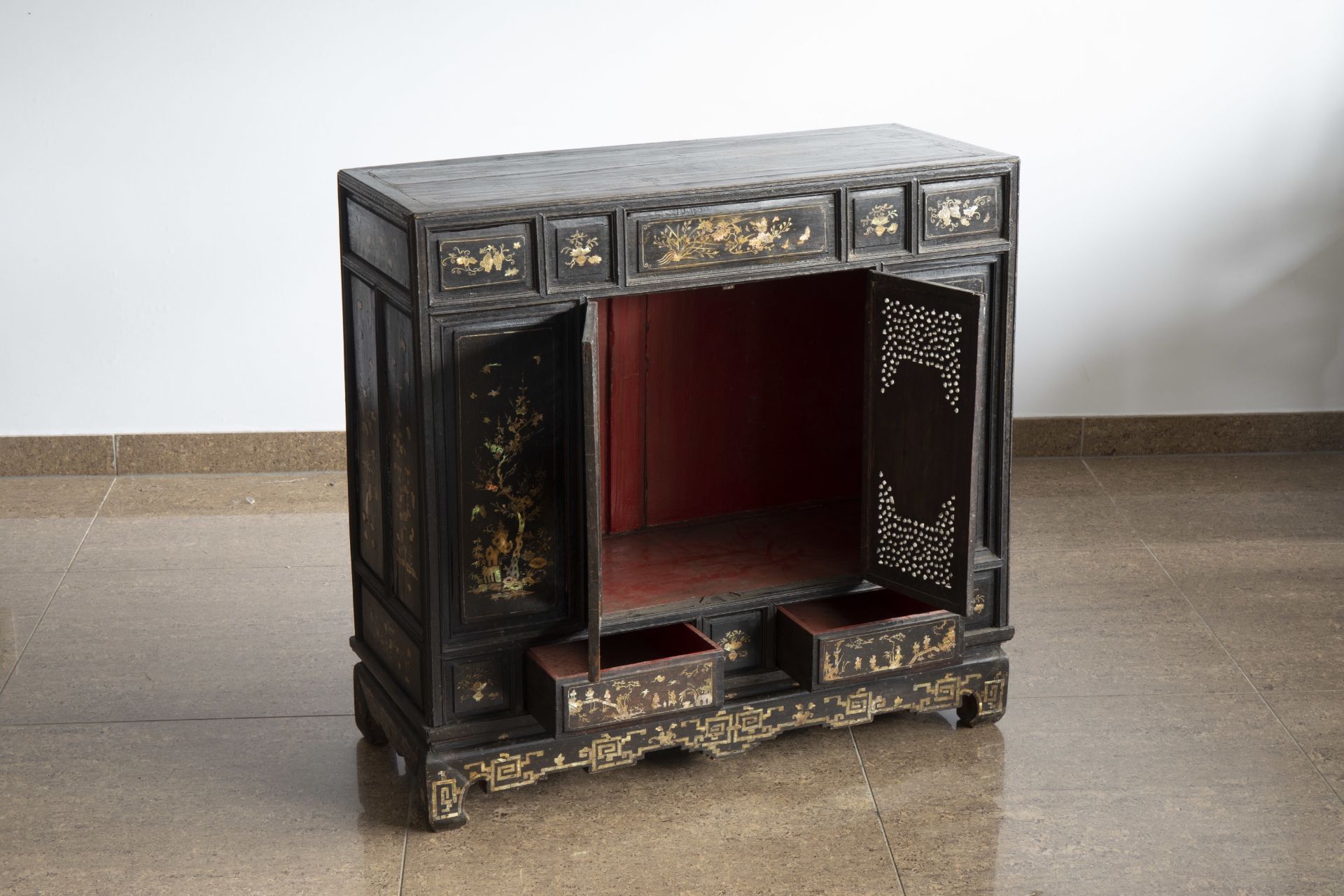 A Vietnamese mother-of-pearl inlaid wood two-door cabinet with figures in a palace garden and floral - Bild 2 aus 8