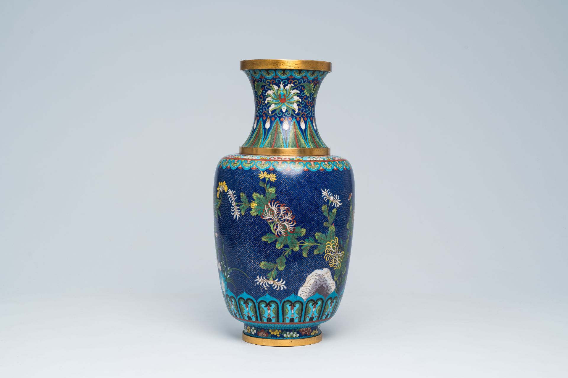 A Chinese cloisonne vase with floral design all around, 19th/20th C. - Image 2 of 6