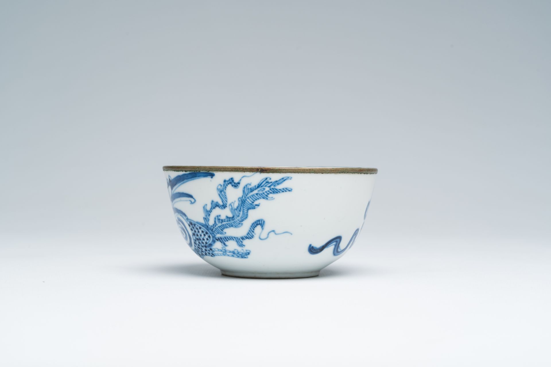 A Chinese blue and white Vietnamese market 'Bleu de Hue' 'phoenix' bowl, 19th C. - Image 3 of 7