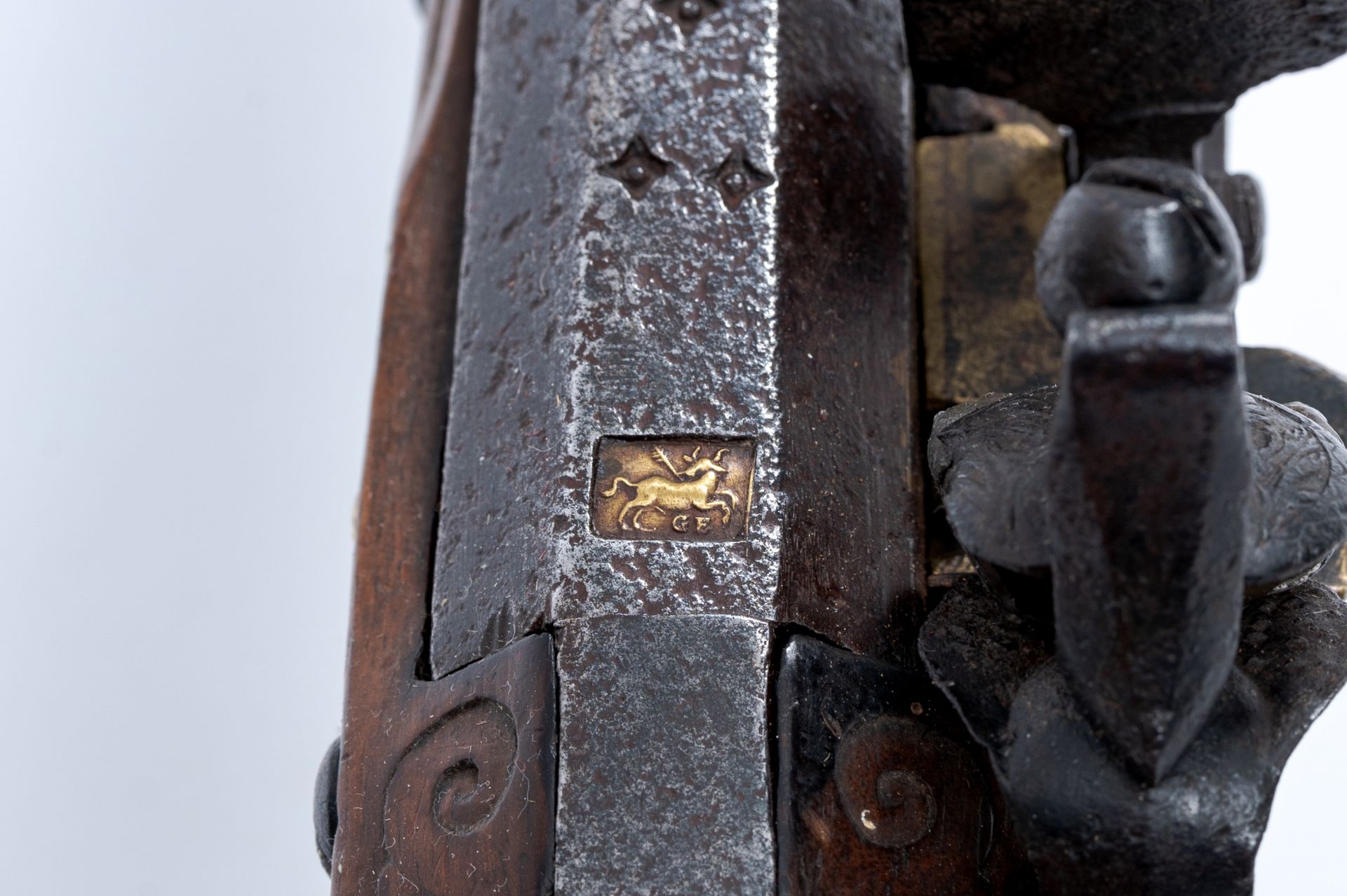 A richly worked brass mounted flint shotgun with Spanish marks, 18th C. - Image 6 of 7
