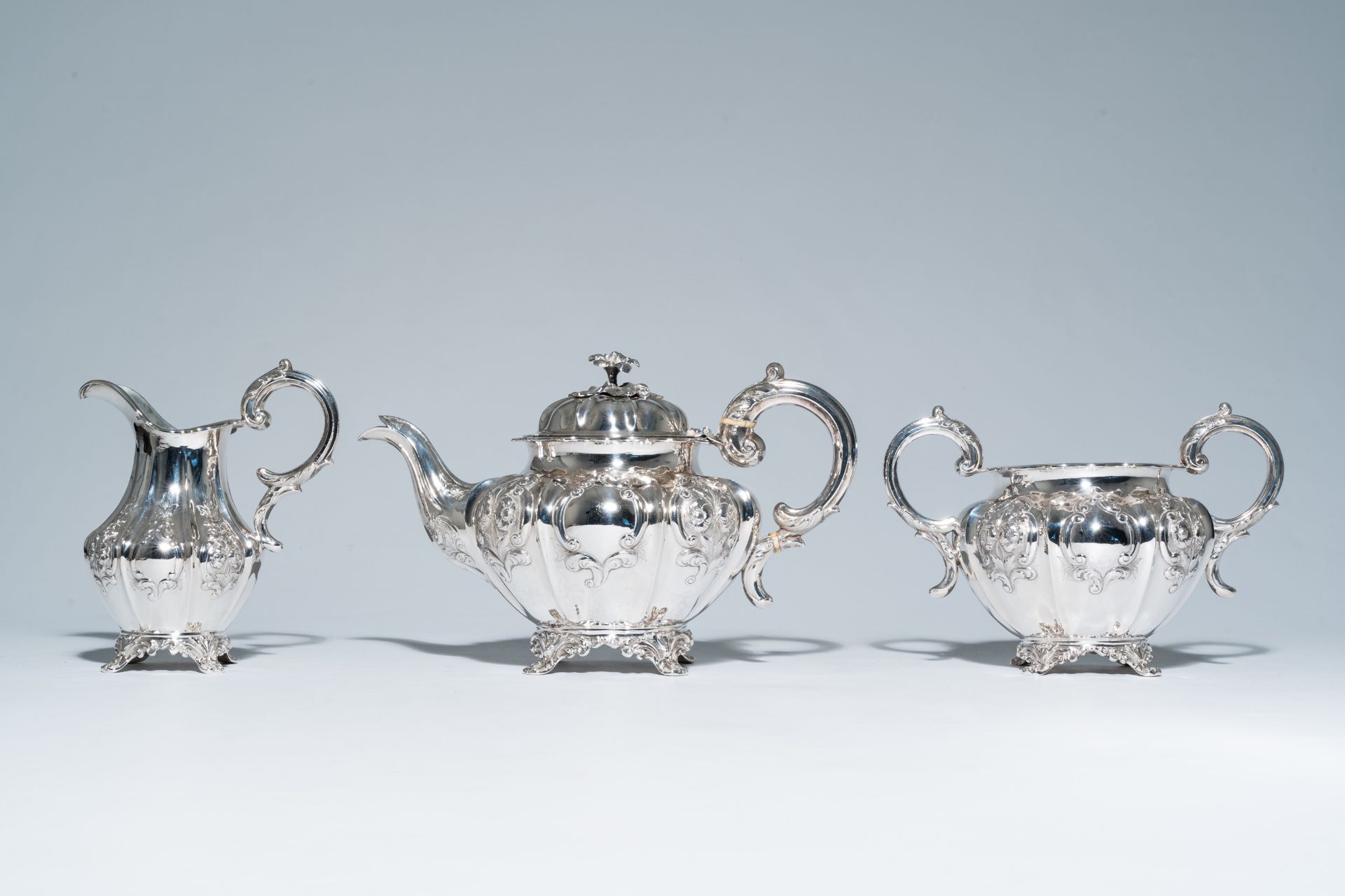 A three-piece English Victorian silver tea set with floral relief design, maker's mark Hayne and Car - Bild 2 aus 10