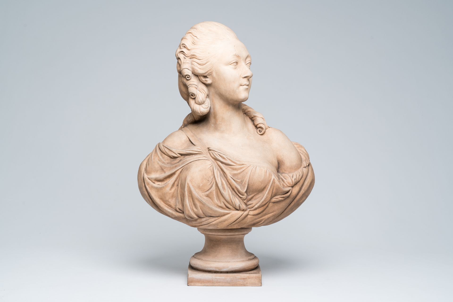 French school, follower of Augustin Pajou (1730-1809): Bust of Madame du Barry, terracotta, Sevres m - Image 2 of 7