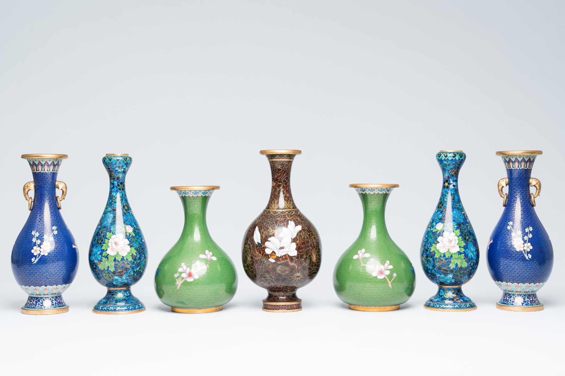 Three pairs of Chinese cloisonne vases with floral design and a 'proud peacock' vase, 20th C. - Image 4 of 9